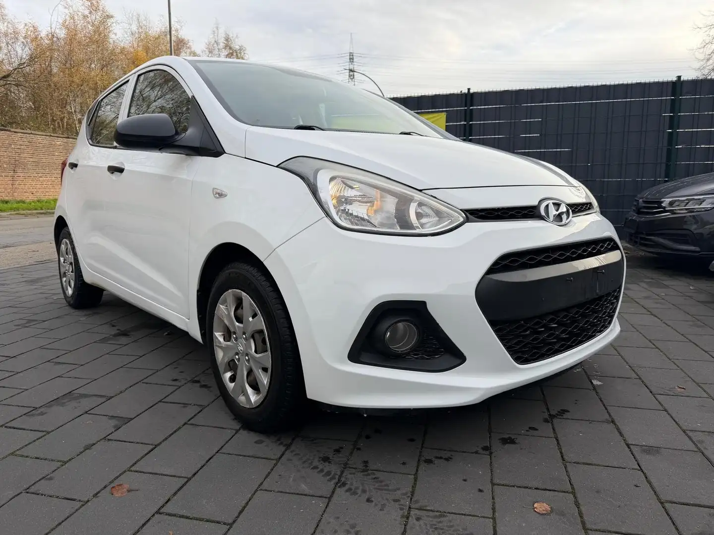 Hyundai i10 Basis TÜV 06 / 2027 Blanc - 1
