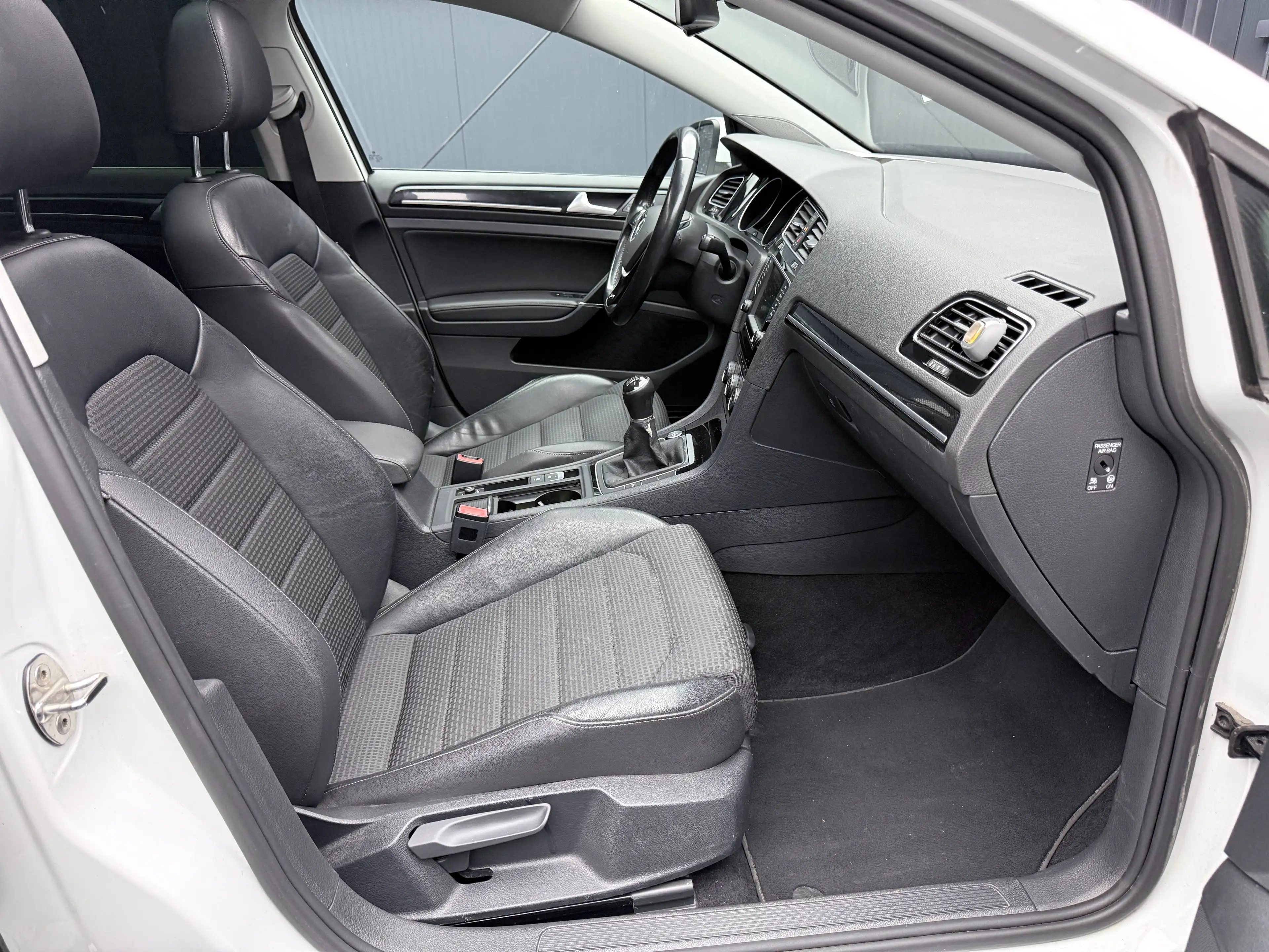 Volkswagen Golf Variant Highline/R-Line *PANORAMA*DynAudio*Massage*T-LEDER* — photo 6