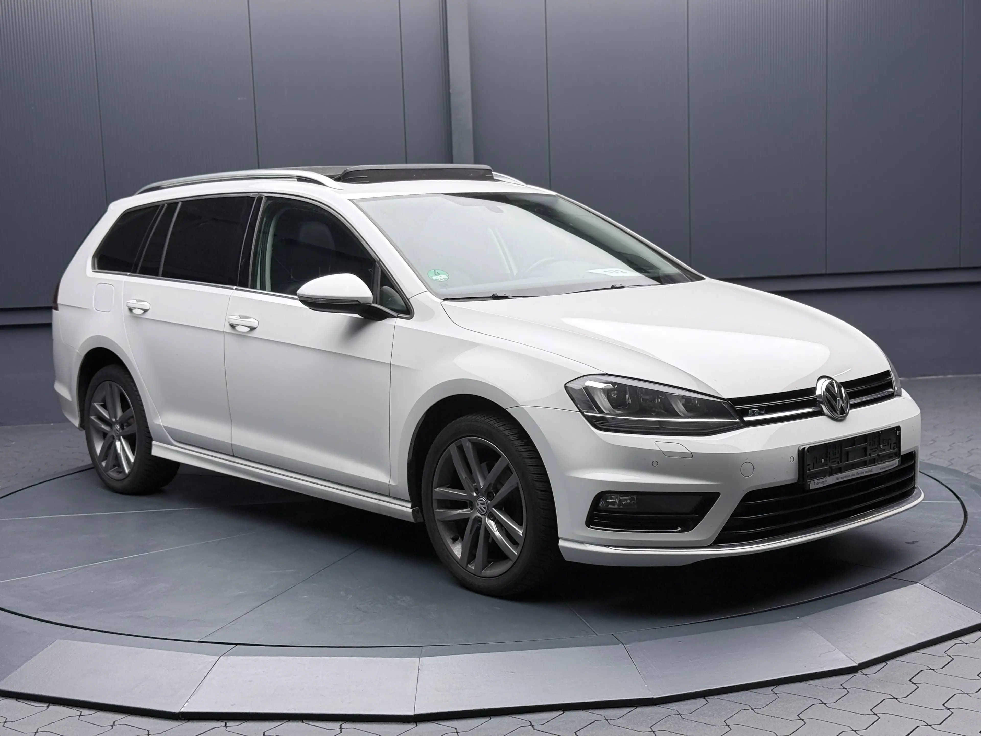 Volkswagen Golf Variant Highline/R-Line *PANORAMA*DynAudio*Massage*T-LEDER* — photo 4