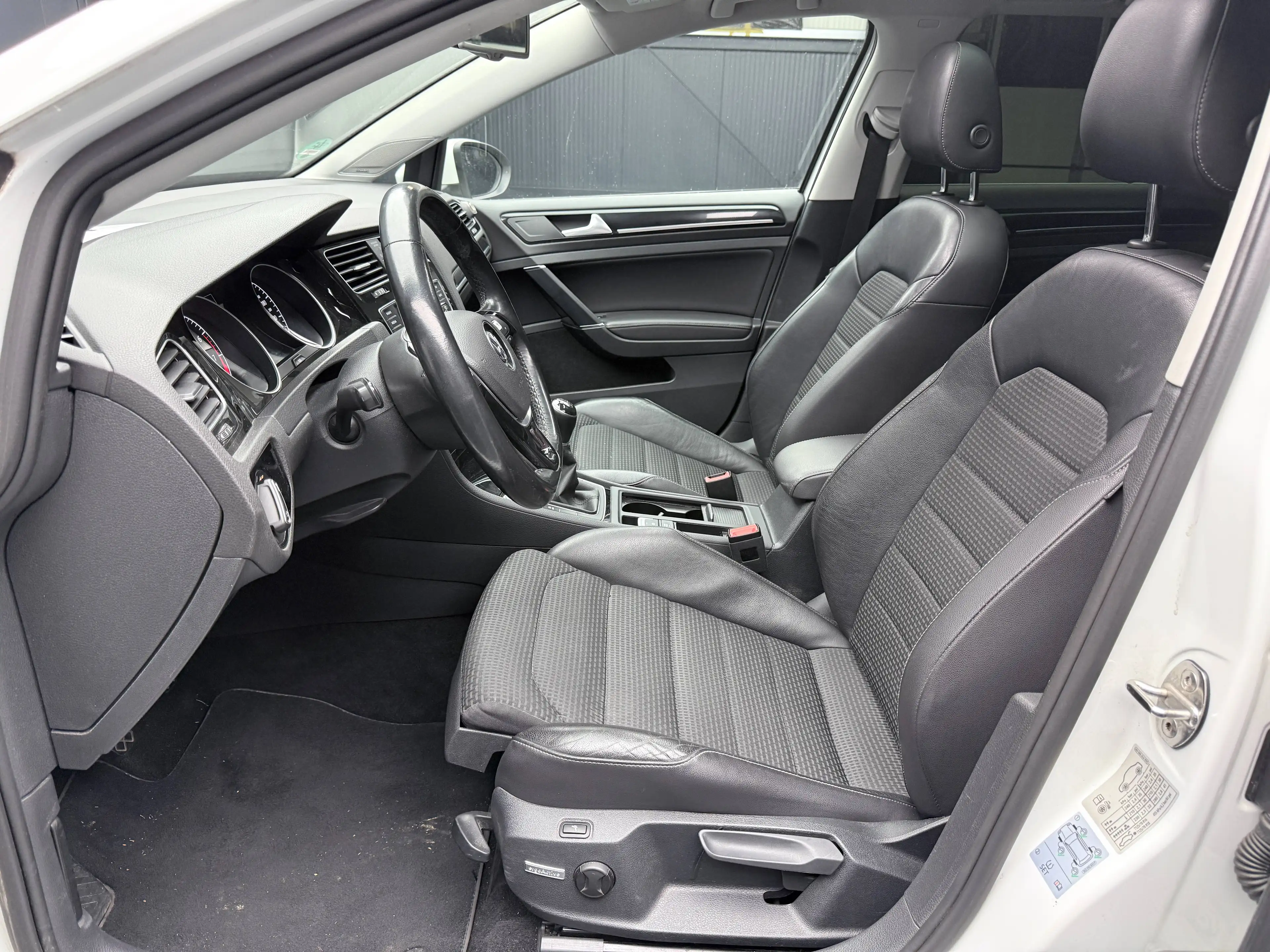 Volkswagen Golf Variant Highline/R-Line *PANORAMA*DynAudio*Massage*T-LEDER* — photo 12