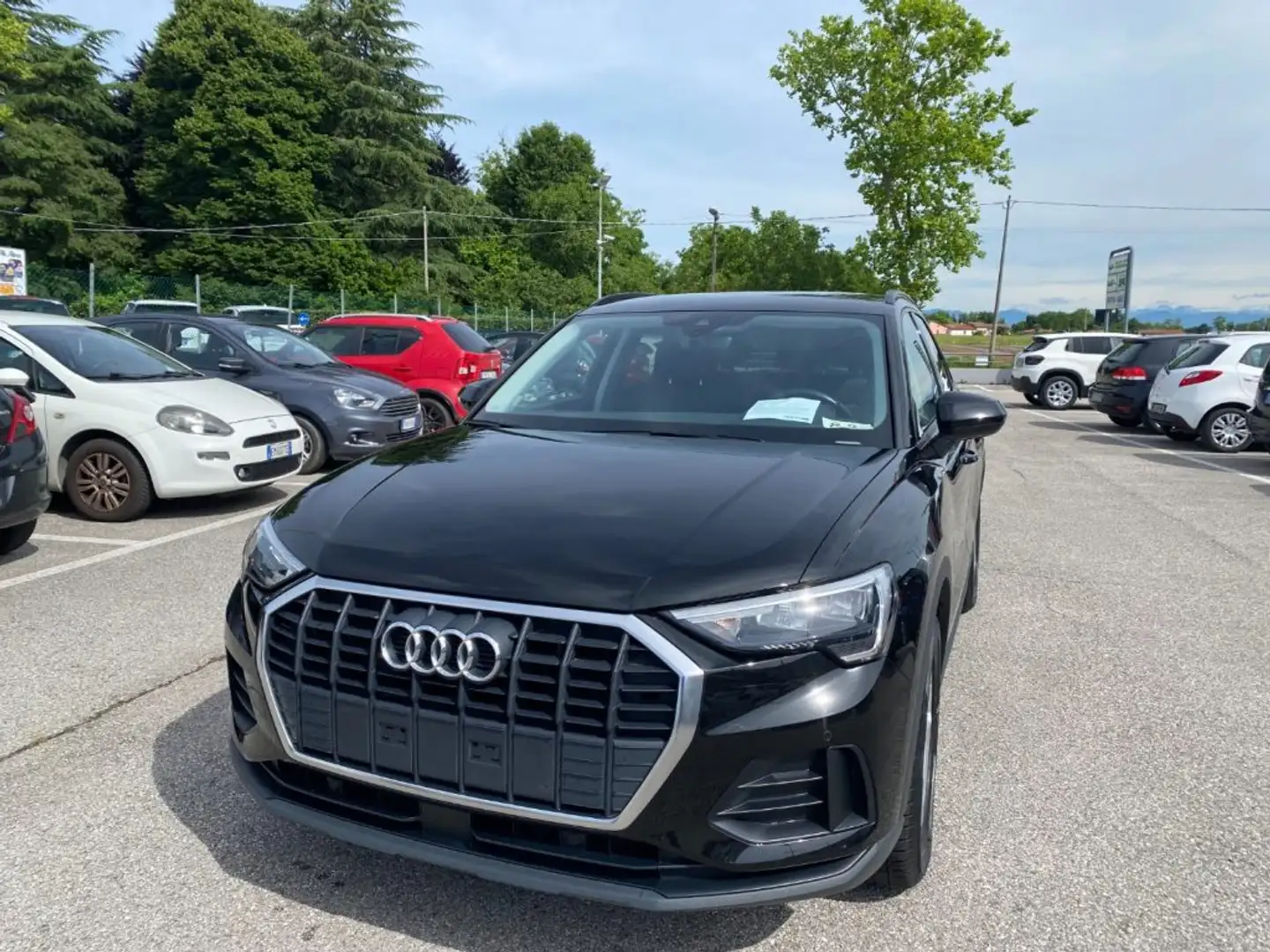 Audi Q3 35 TFSI Business Schwarz - 2