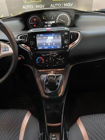 Lancia Ypsilon view 12