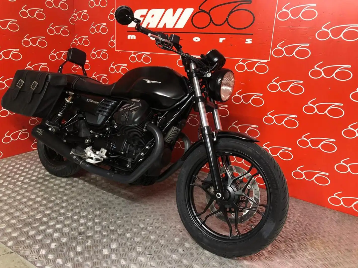 Moto Guzzi V 7 Stone III Noir - 2