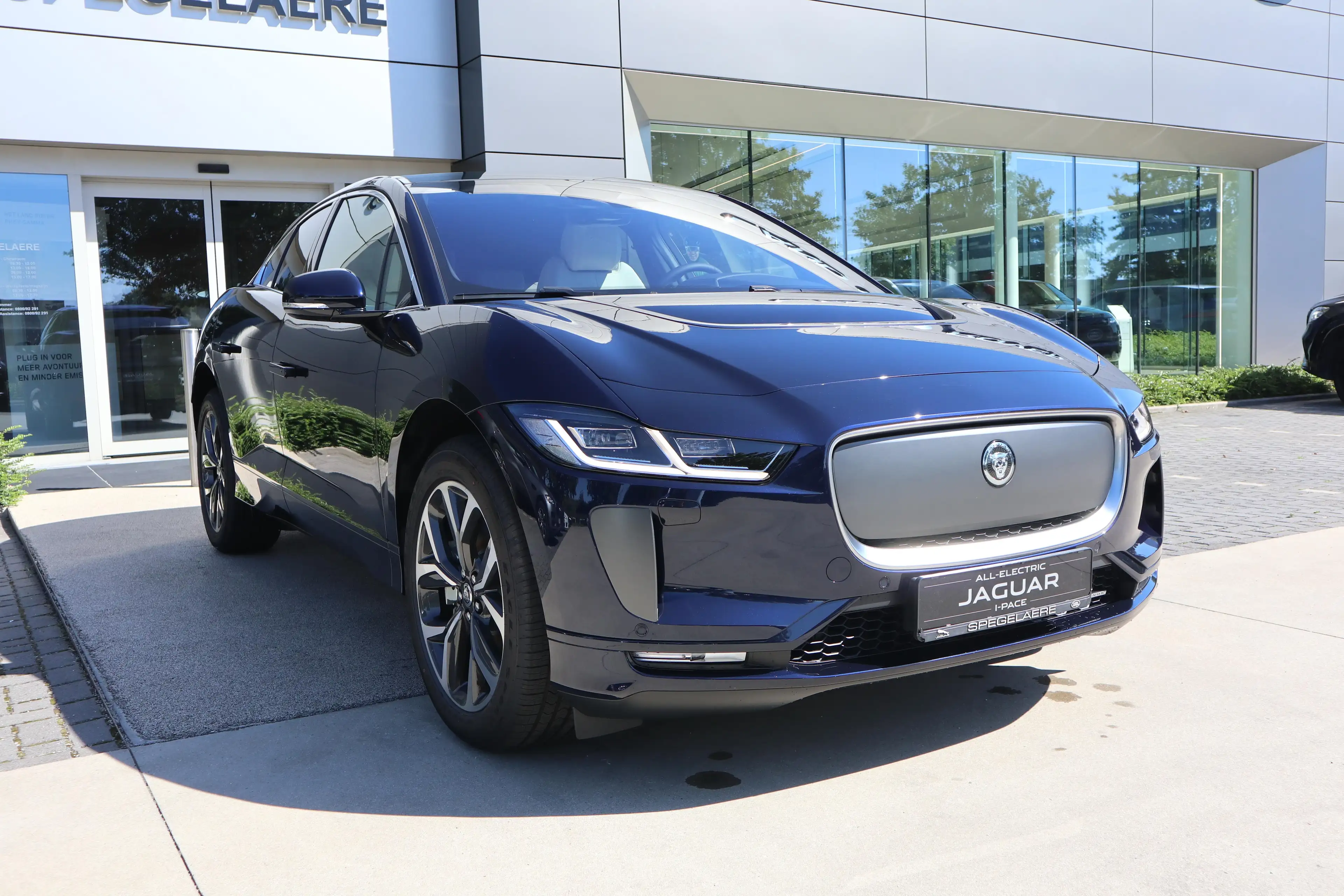 Jaguar I-Pace EV400 R-Dynamic SE AWD — photo 11