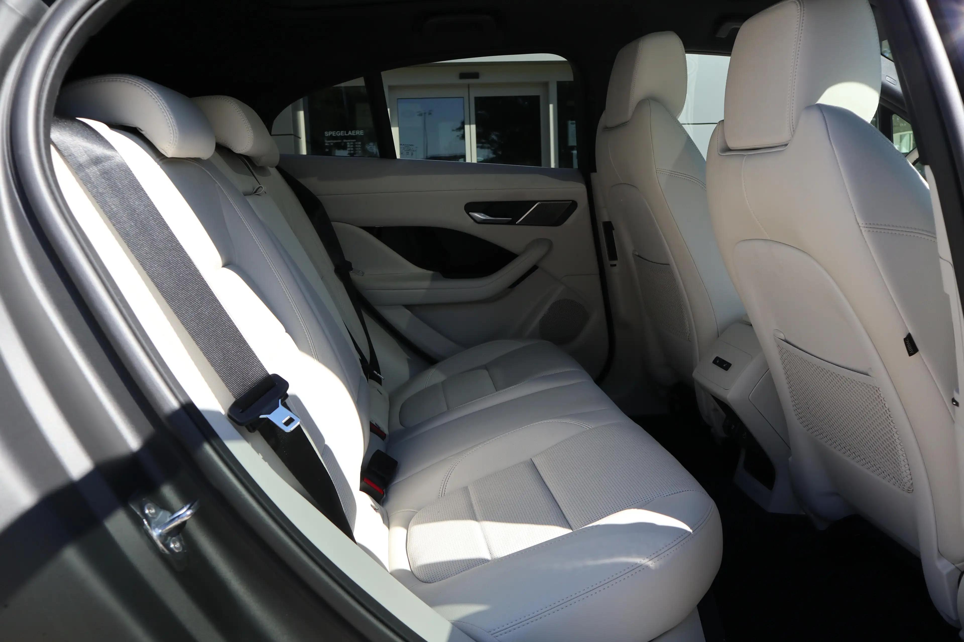 Jaguar I-Pace EV400 R-Dynamic SE AWD — photo 5