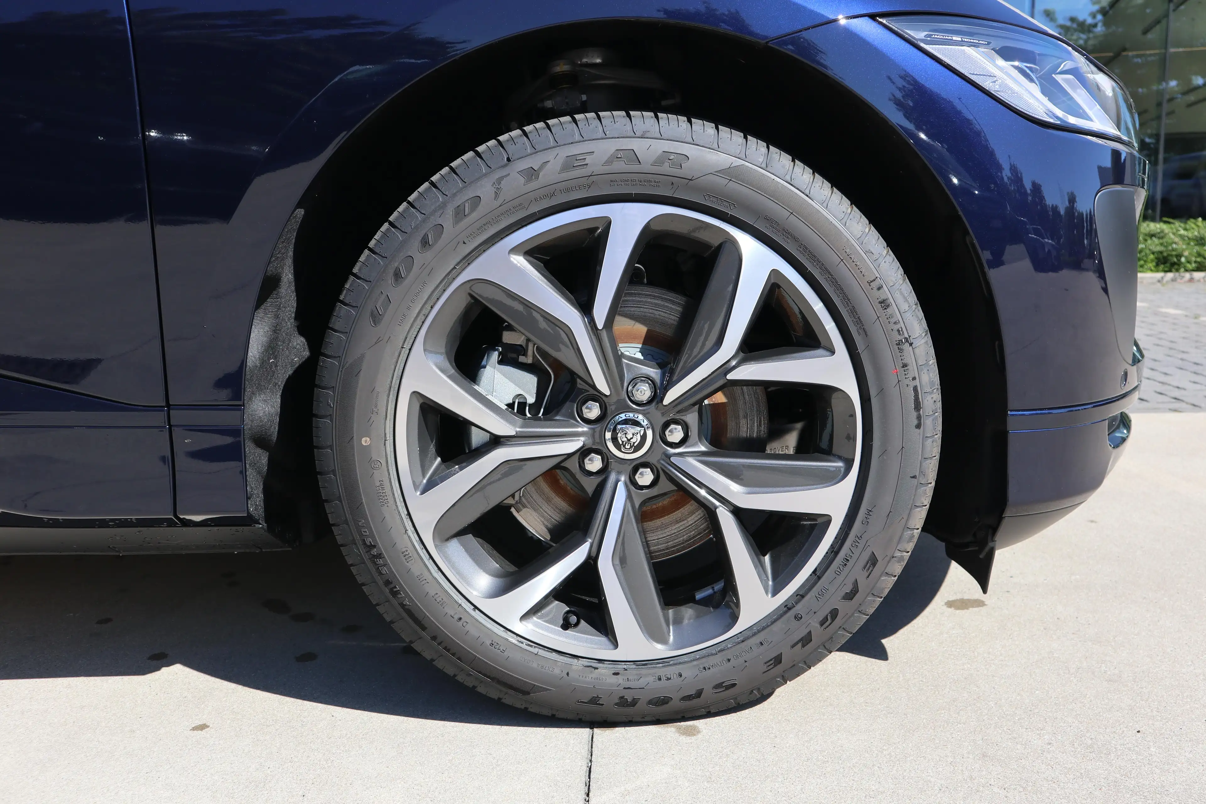 Jaguar I-Pace EV400 R-Dynamic SE AWD — photo 9