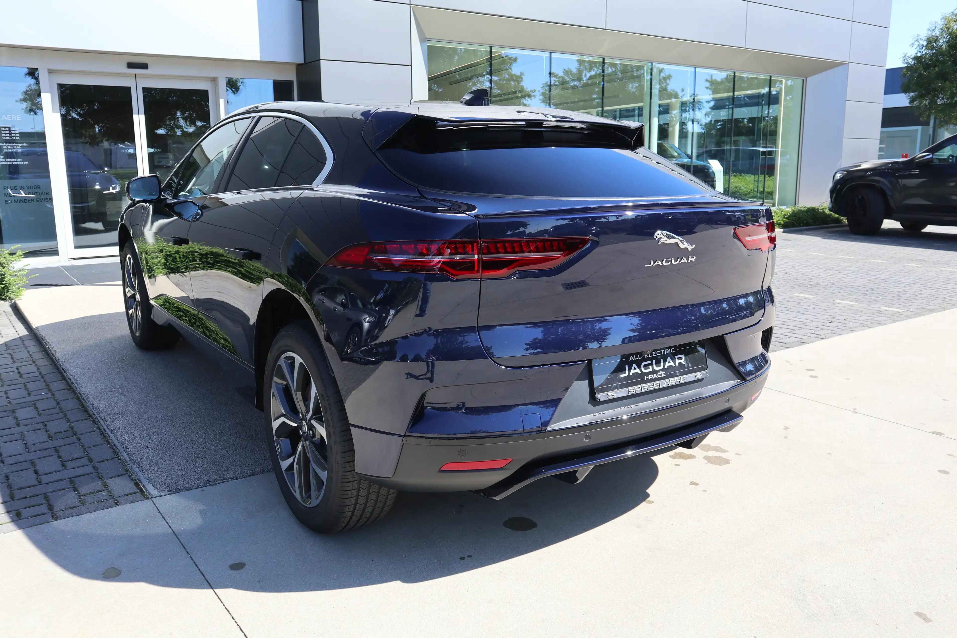 Jaguar I-Pace EV400 R-Dynamic SE AWD — photo 10