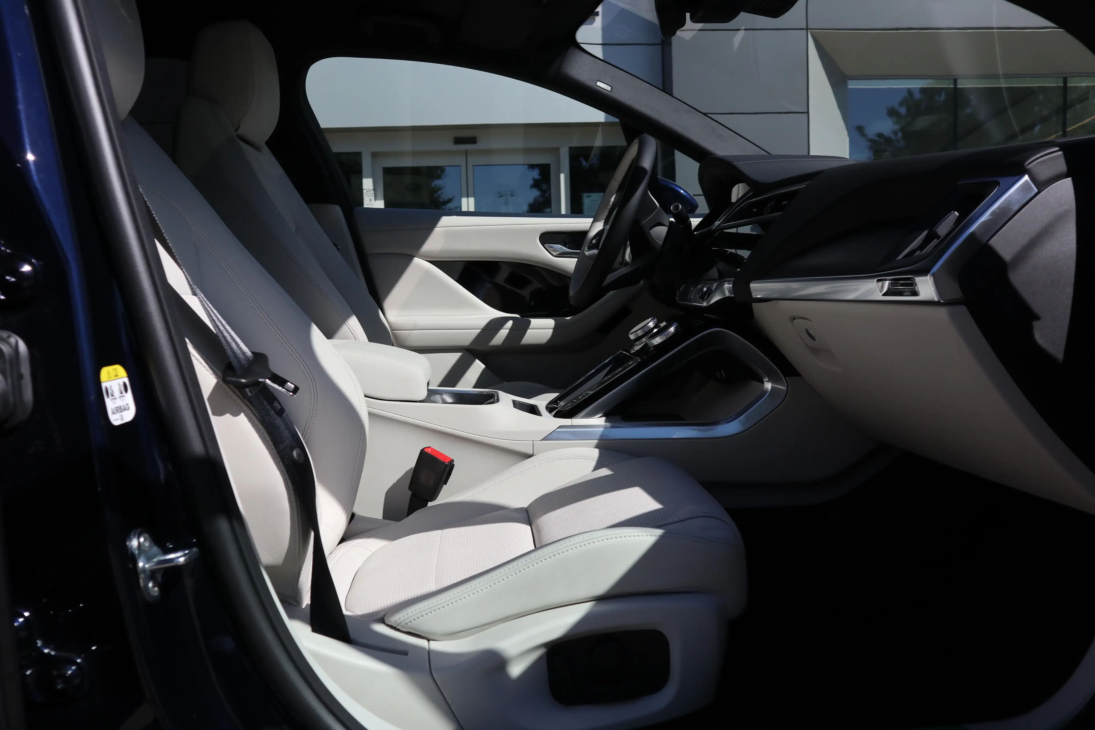 Jaguar I-Pace EV400 R-Dynamic SE AWD — photo 3