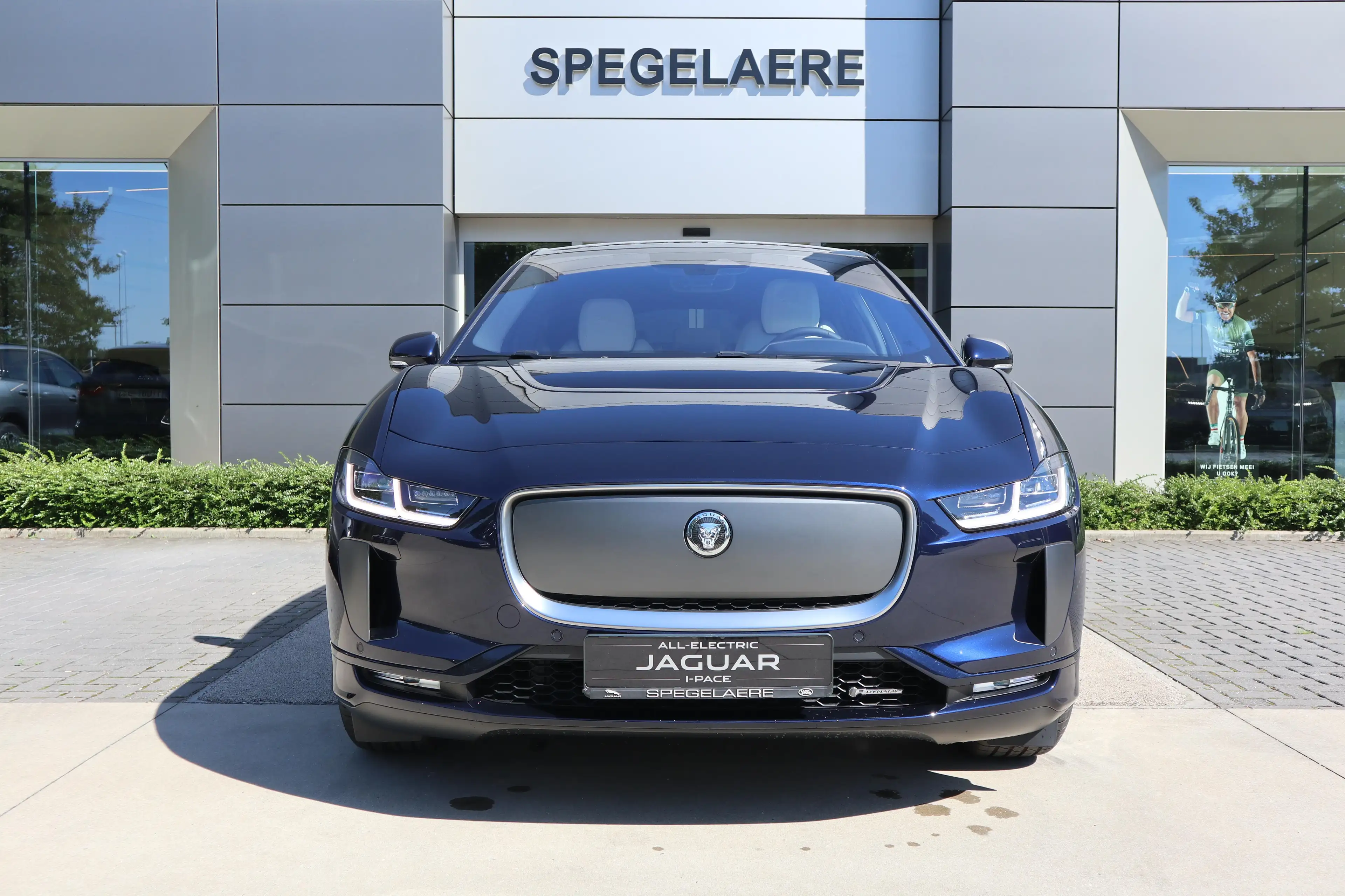 Jaguar I-Pace EV400 R-Dynamic SE AWD — photo 8