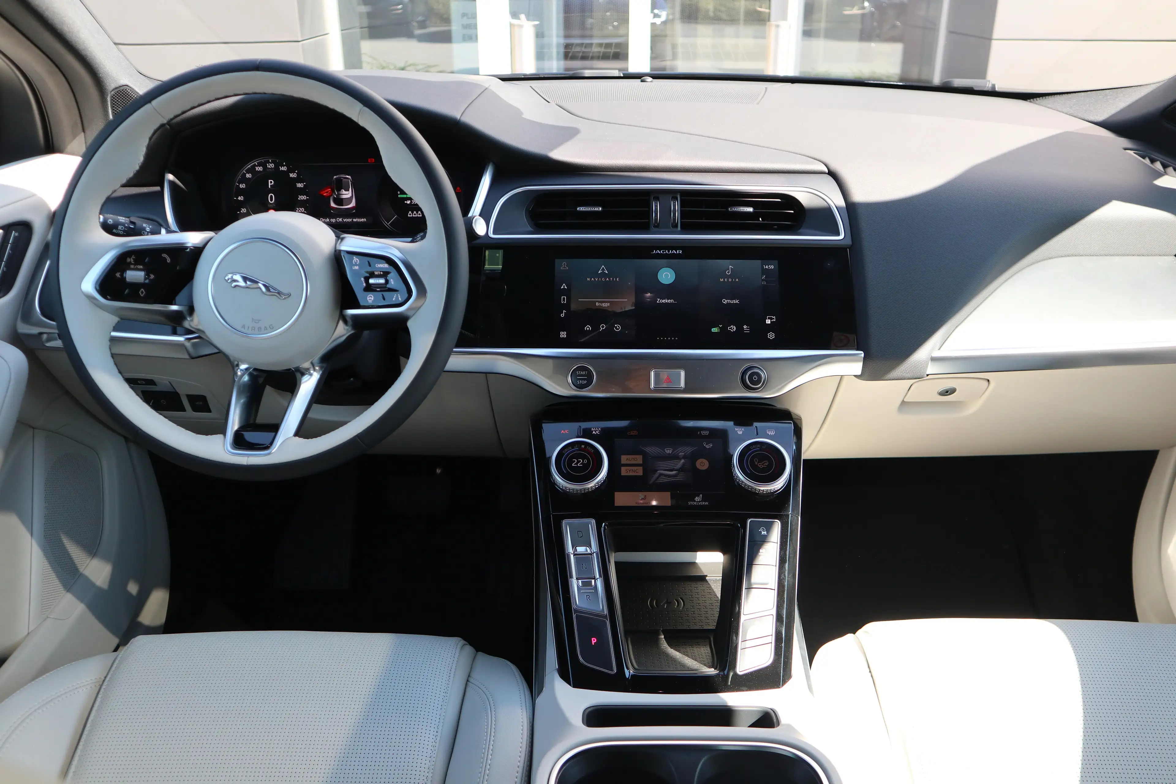 Jaguar I-Pace EV400 R-Dynamic SE AWD — photo 4