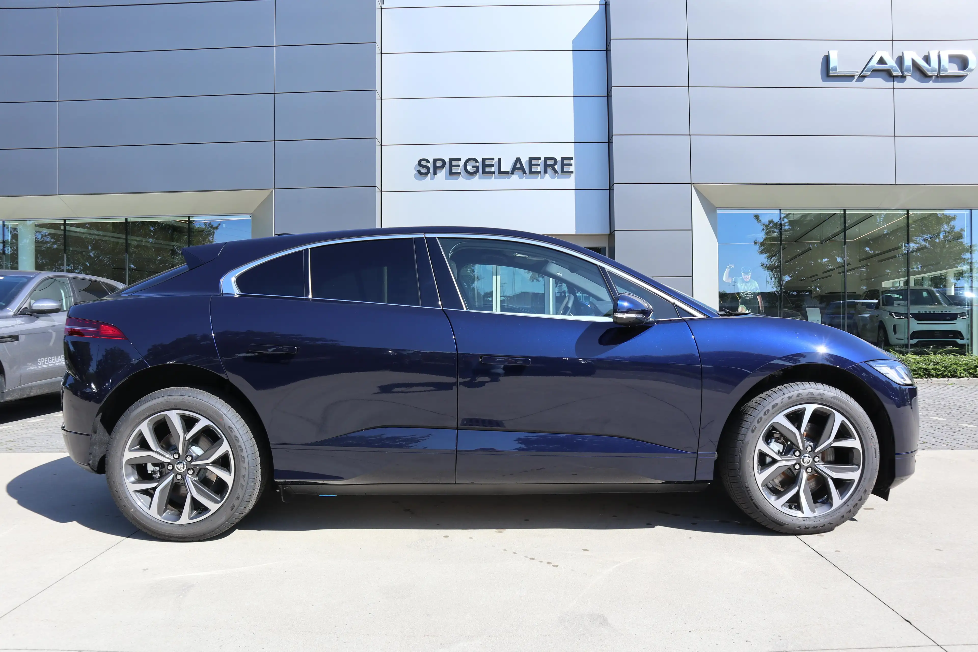 Jaguar I-Pace EV400 R-Dynamic SE AWD — photo 6