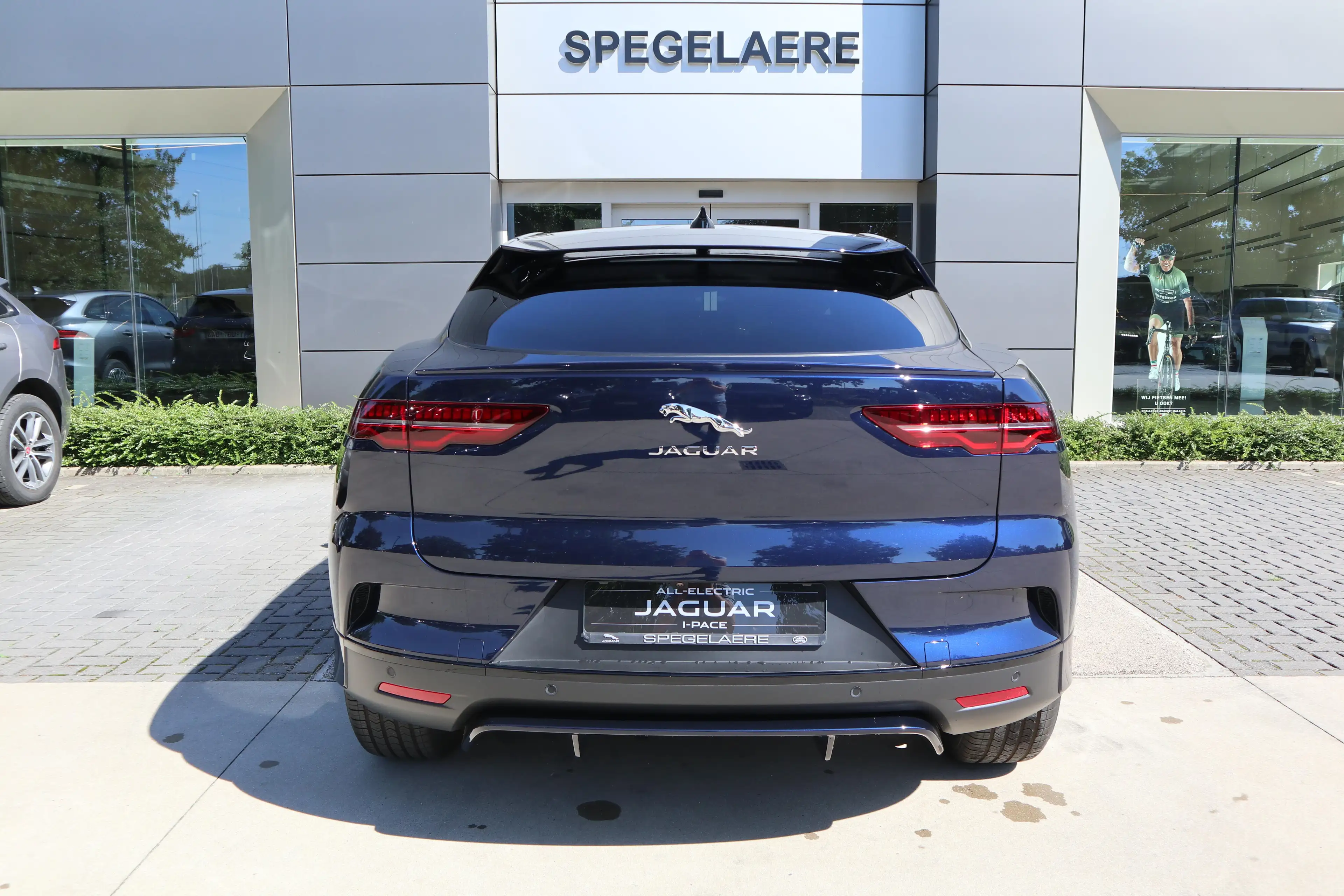 Jaguar I-Pace EV400 R-Dynamic SE AWD — photo 7
