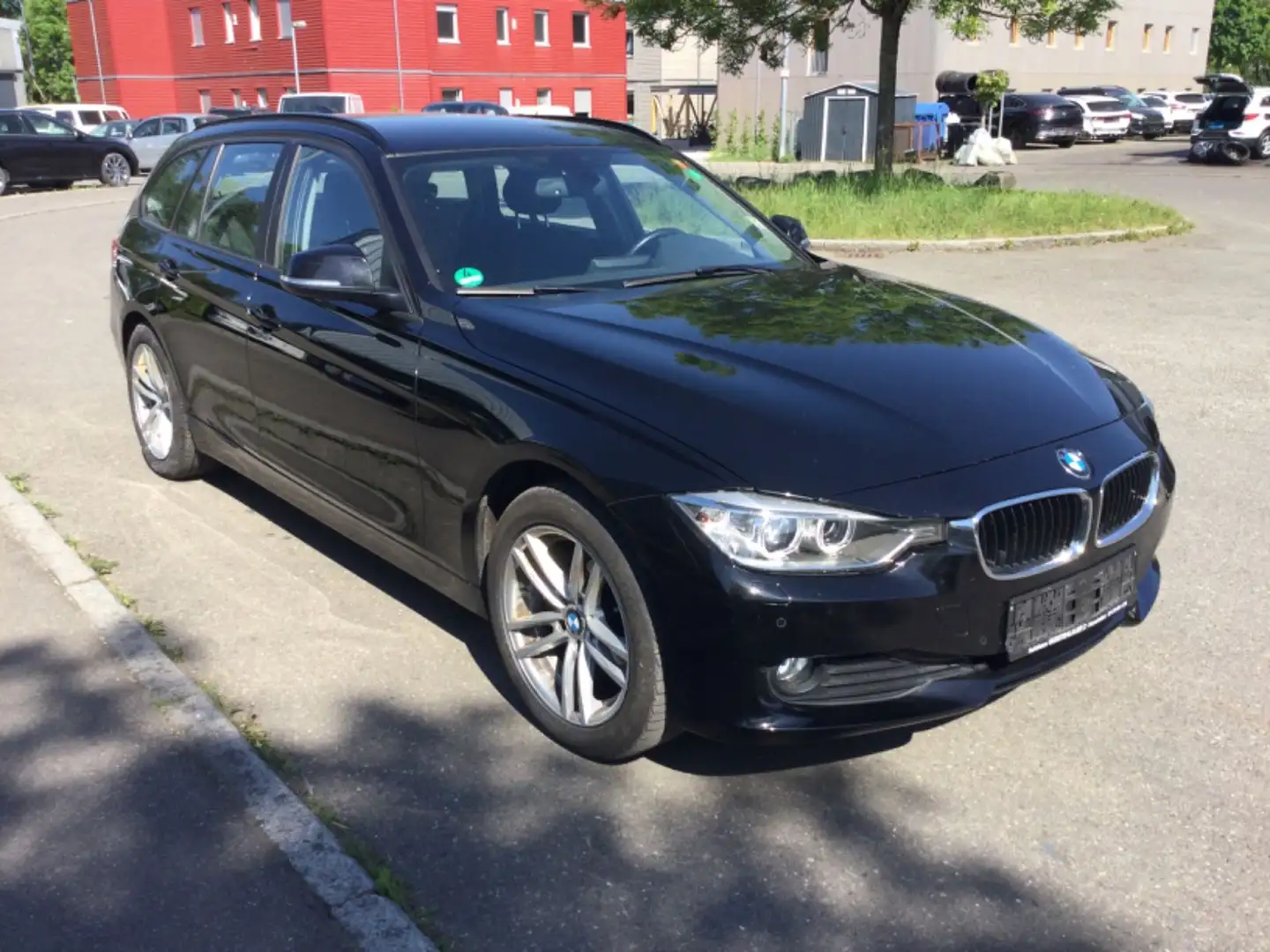 BMW 320 Baureihe 3 Touring 320 d xDrive crna - 1