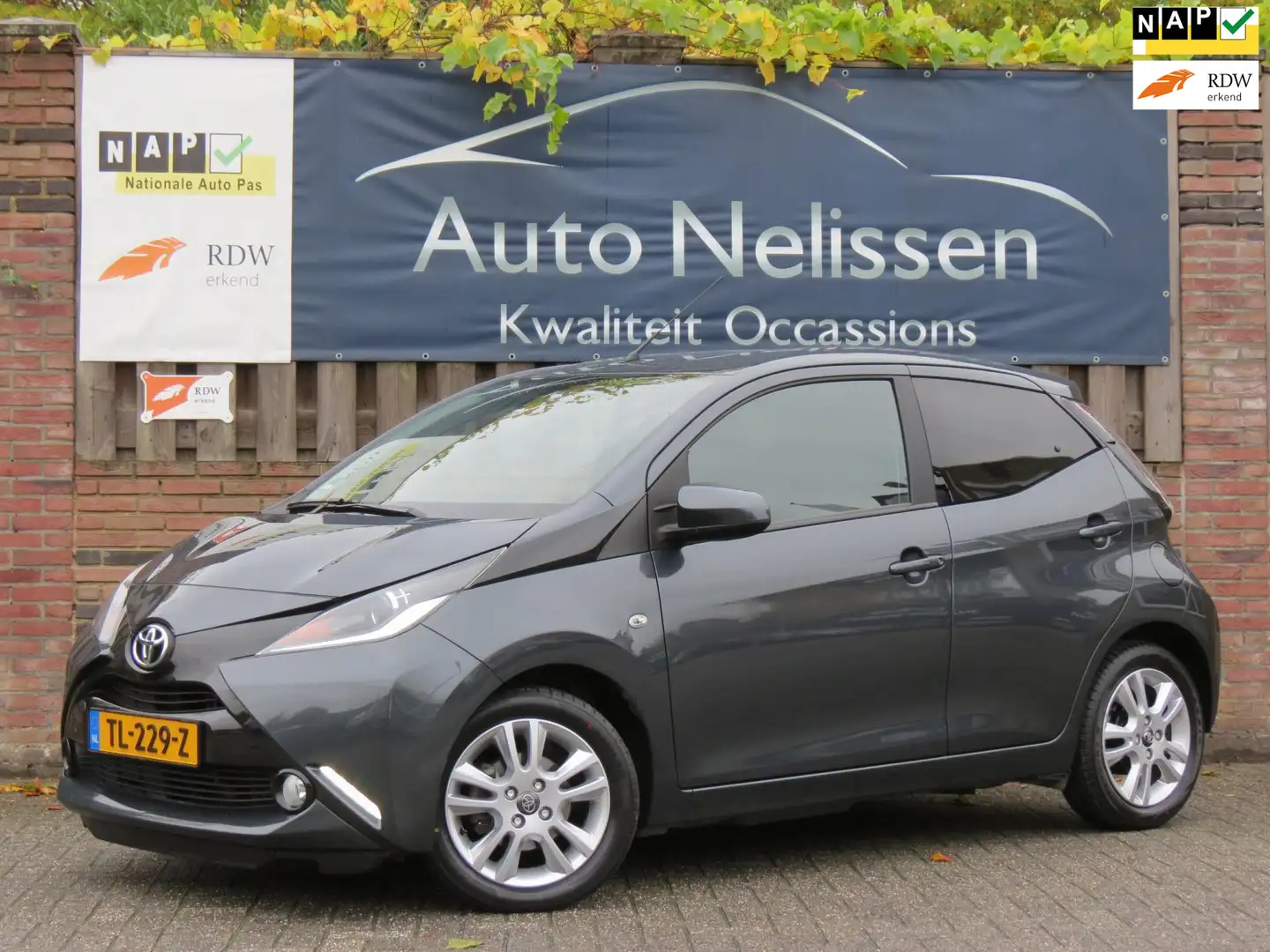 Toyota Aygo 1.0 VVT-i x-joy | HALF LEDER | GROOT SCHERM NAVI | Grigio - 1