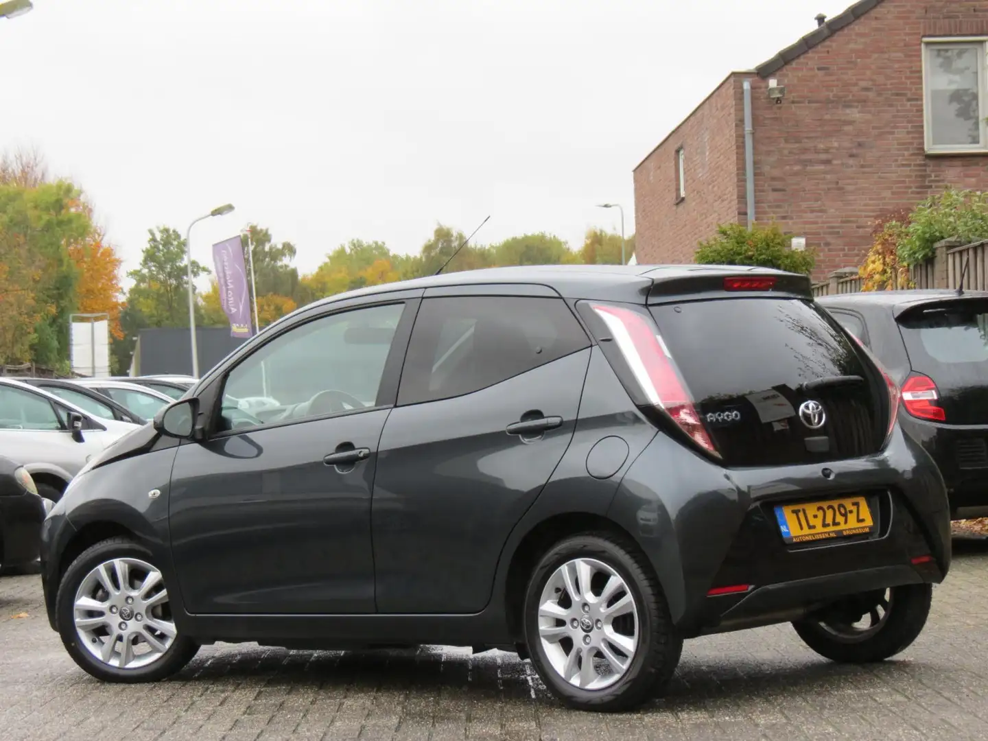 Toyota Aygo 1.0 VVT-i x-joy | HALF LEDER | GROOT SCHERM NAVI | Grigio - 2
