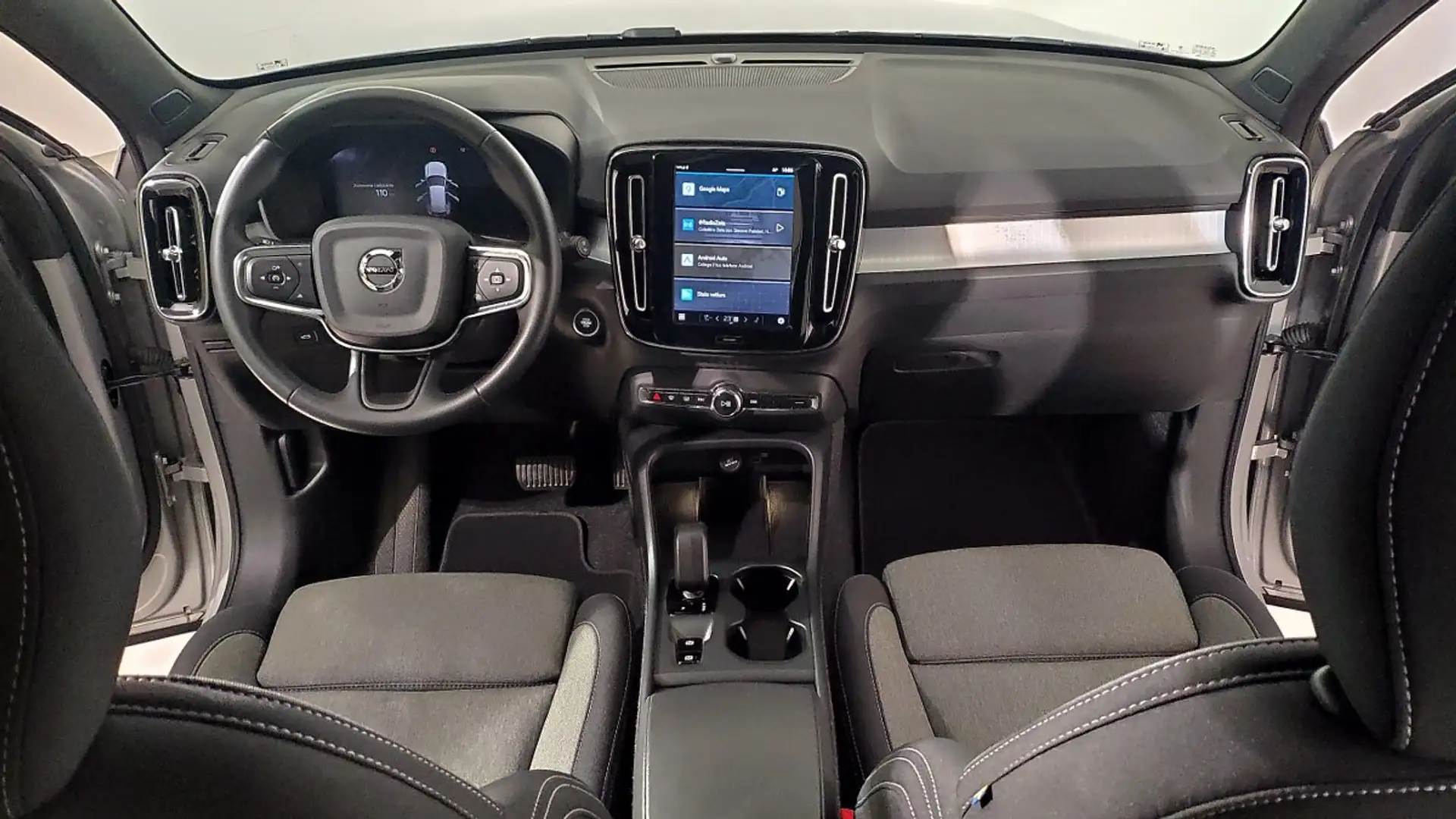 Volvo XC40 B3 Mild Hybrid Automatico Core Plateado - 2