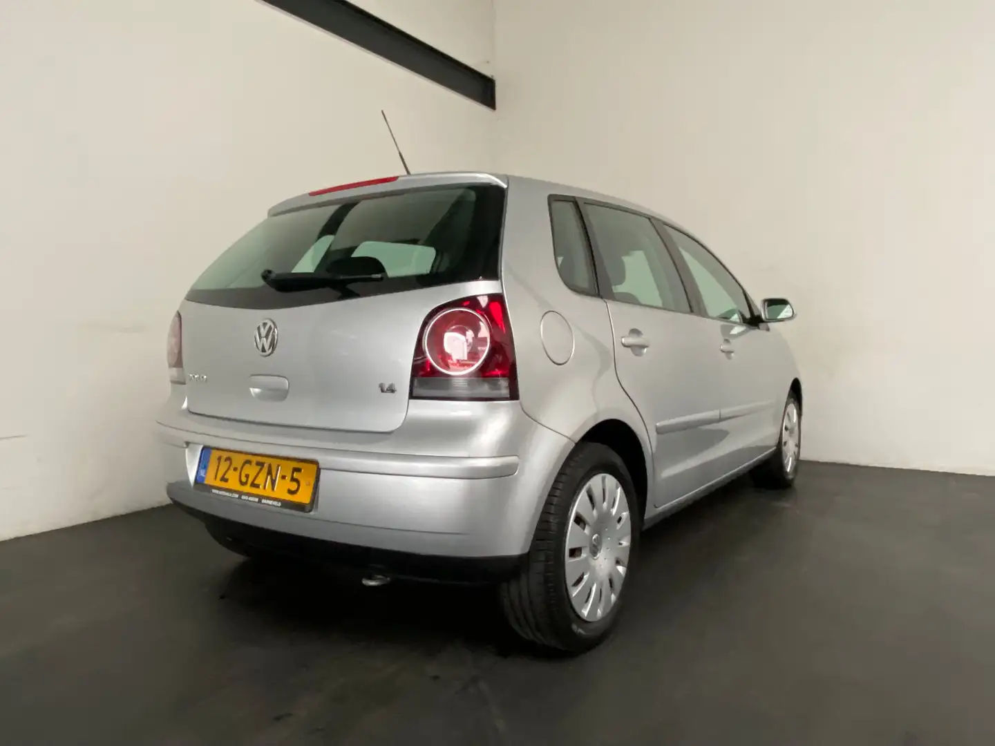 Volkswagen Polo 1.4-16V Comfortline. Clima. Cruise! Grey - 2