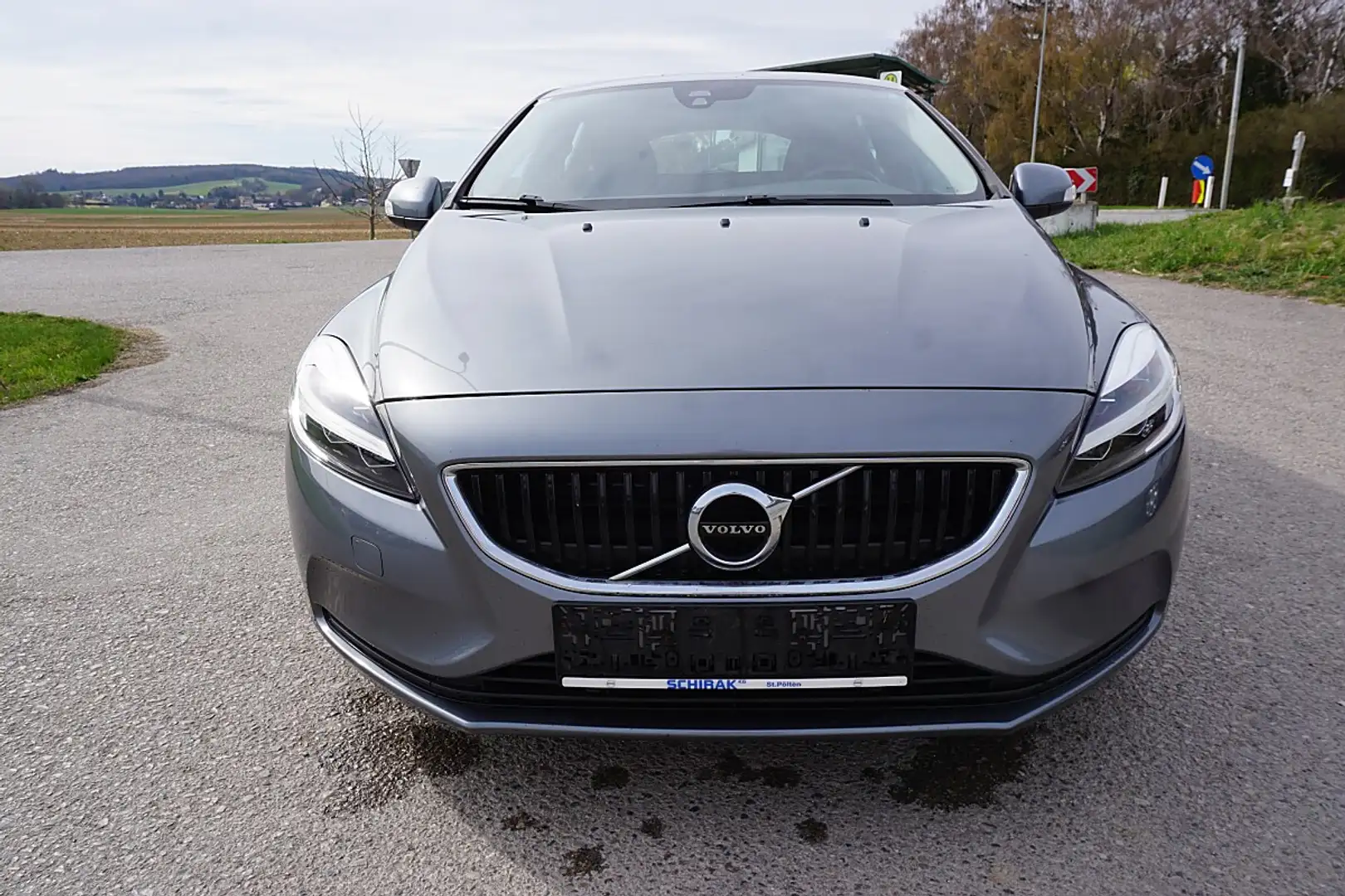 Volvo V40 D3 Kinetic Grau - 1