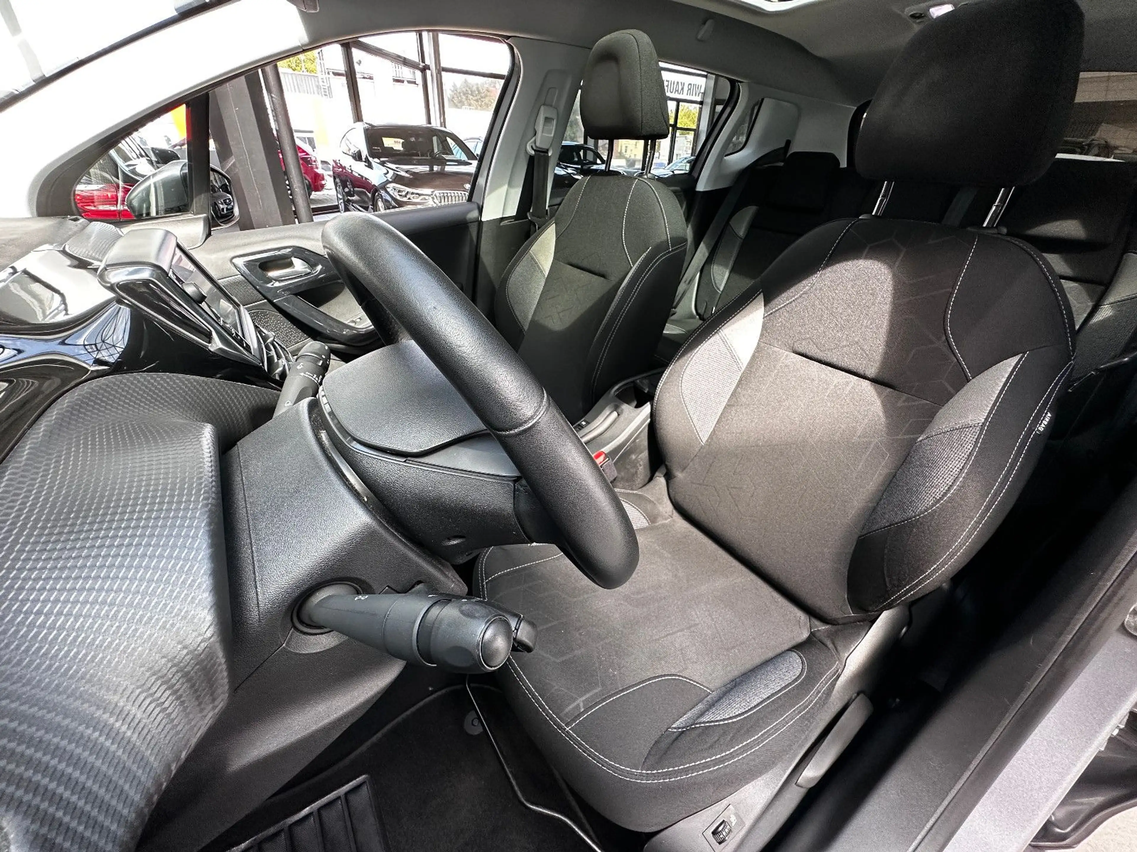 Peugeot 2008 Active Navi PDC SHZ Cam USB — photo 9