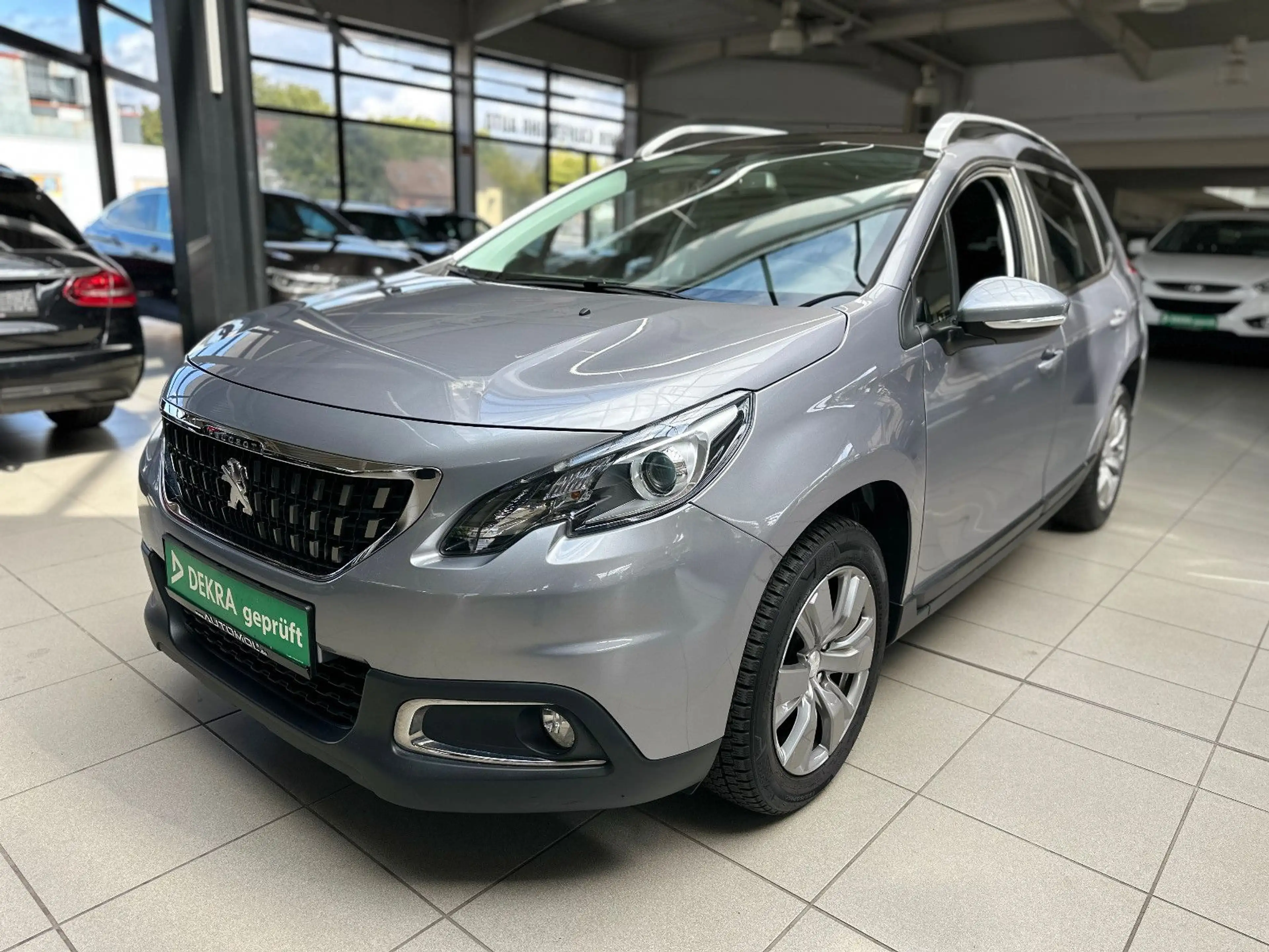 Peugeot 2008 Active Navi PDC SHZ Cam USB
