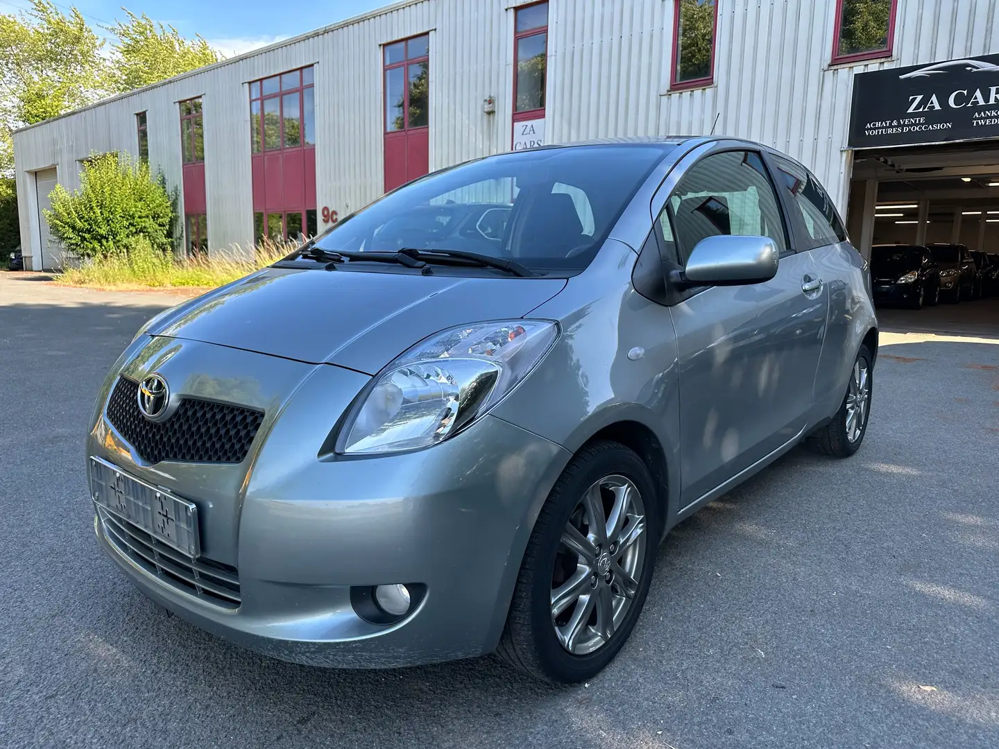 Toyota Yaris 1.3i VVT-i 16v Linea Sol / CT / garantie - 1