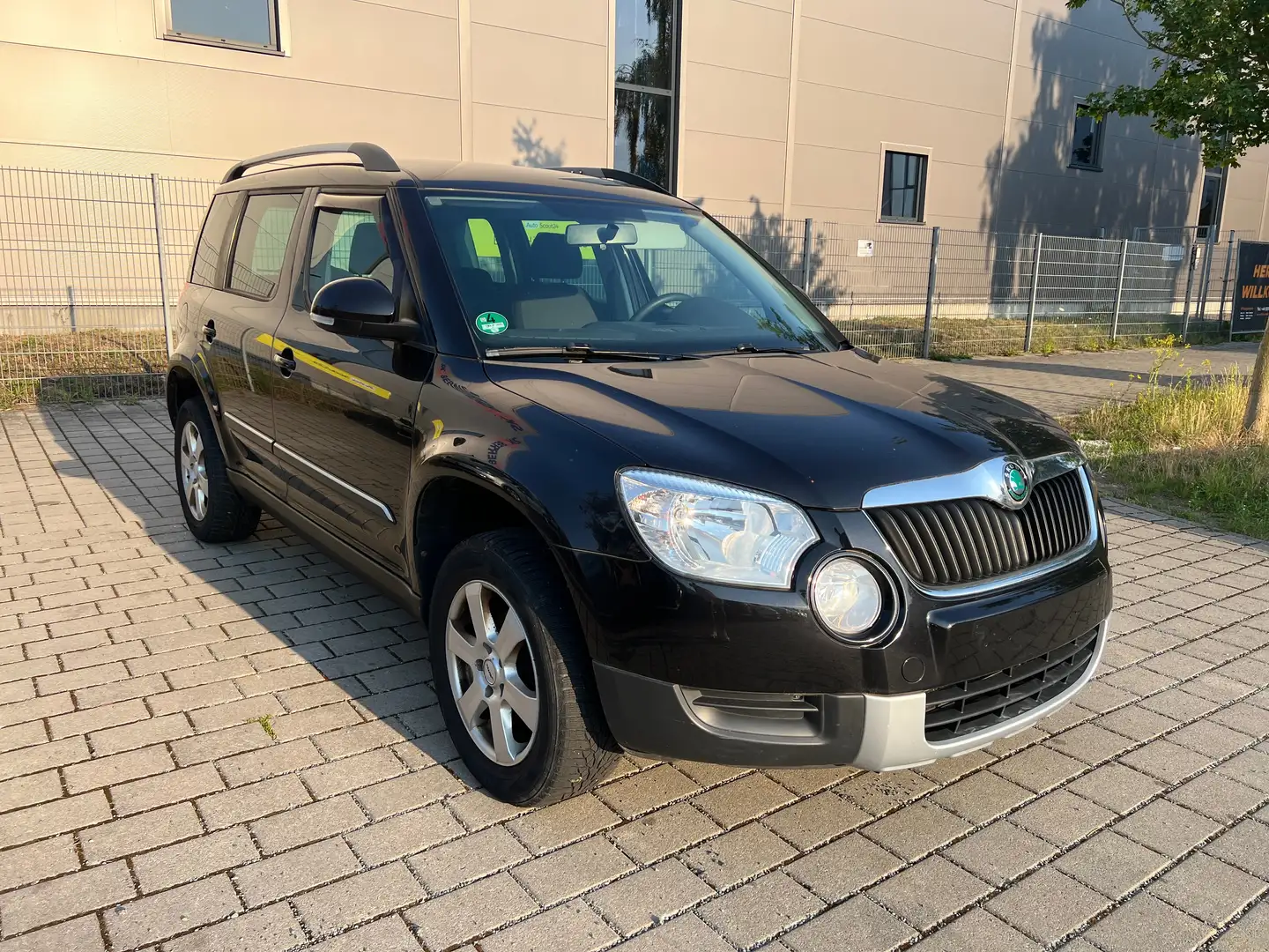 Skoda Yeti Active Plus Edition 4x4 2Hand klimatronik AHK Navi Noir - 1