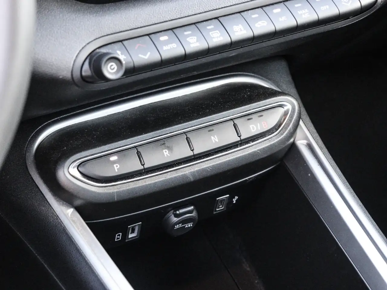 Jeep Avenger Altitude Electric Elektro LED Apple CarPlay Androi 12