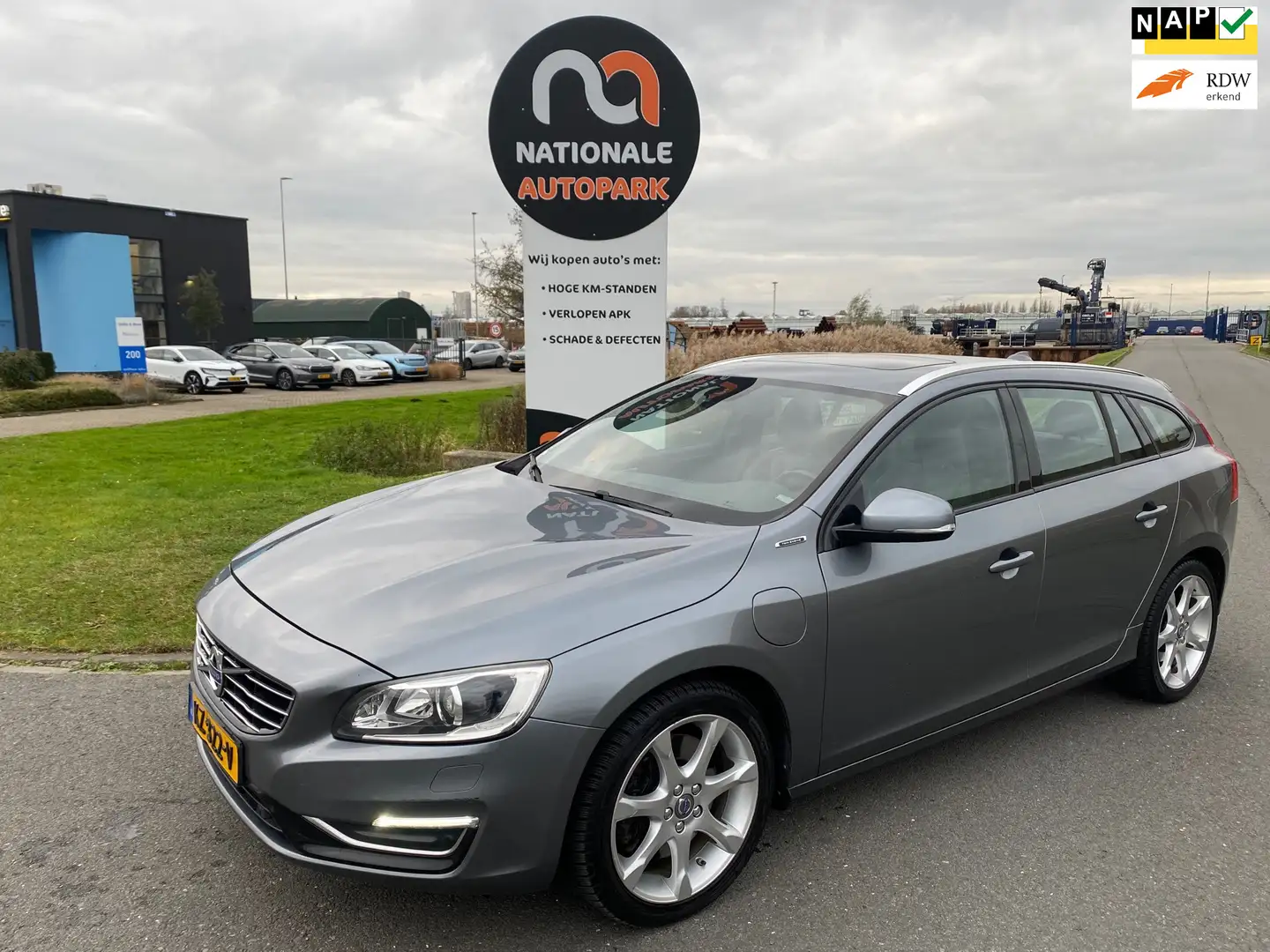 Volvo V60 2016 * 2.4 D5 Twin Engine Special Edition * AUTOMA Grijs - 1
