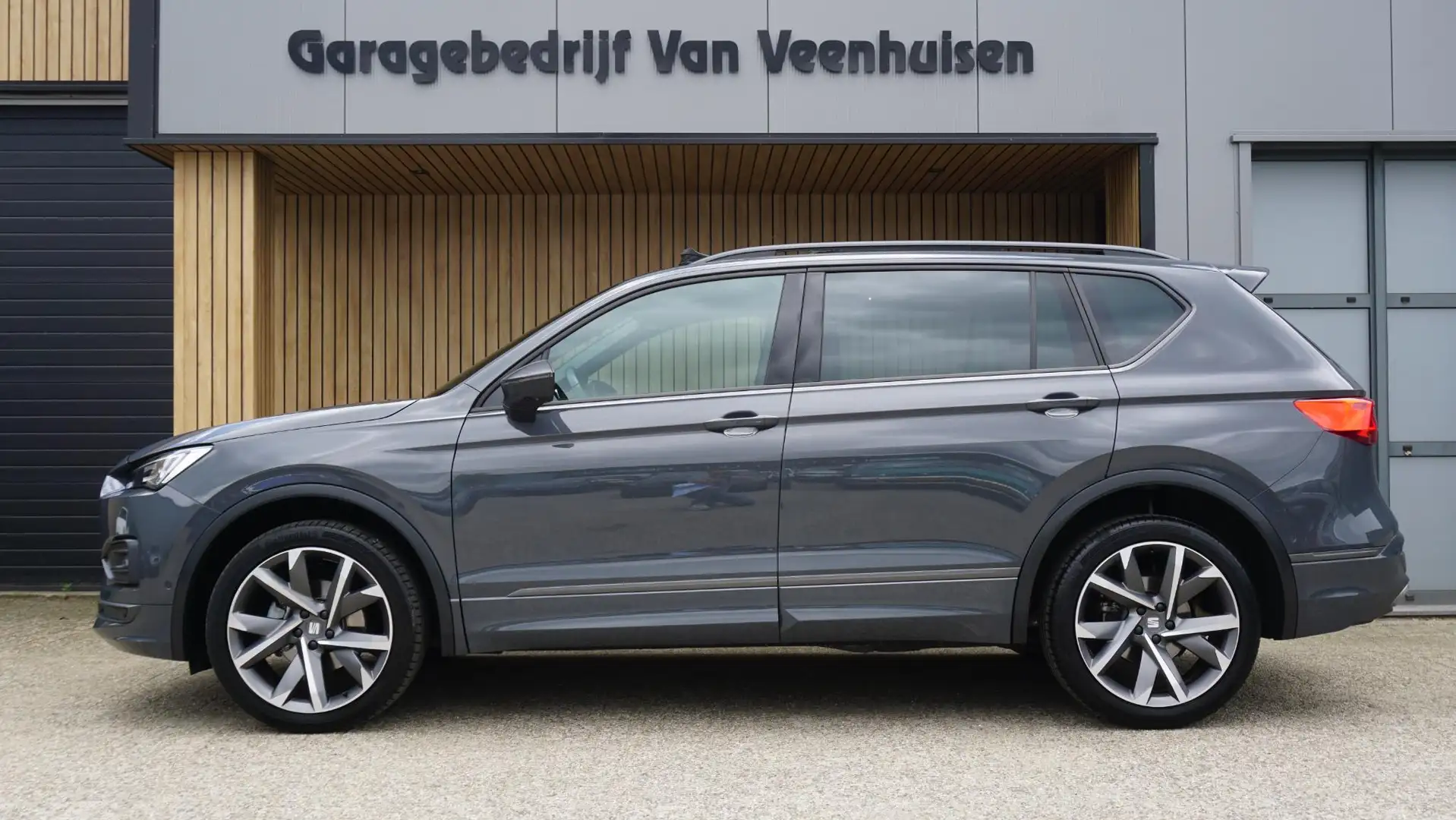 SEAT Tarraco 1.5 TSI 150PK DSG FR Business Intense 5-Zits Pano. Grijs - 2