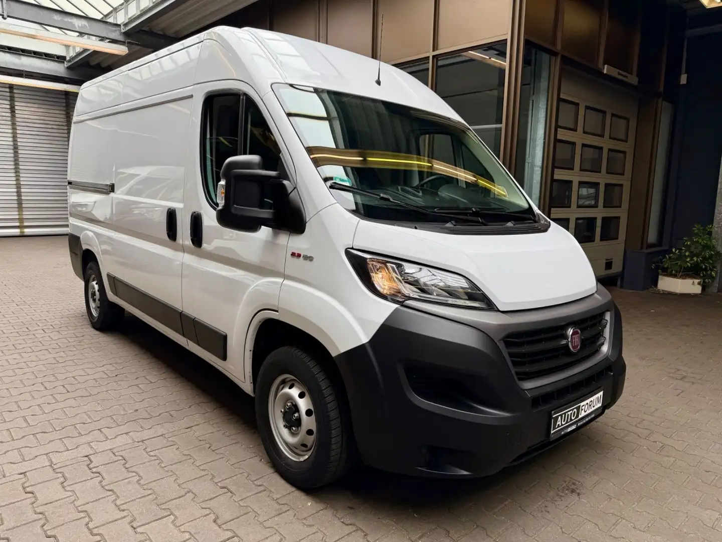 Fiat Ducato 2.3 D L2H2 3,3t KLIMA 3-SITZE PDC VERKLEI Weiß - 2