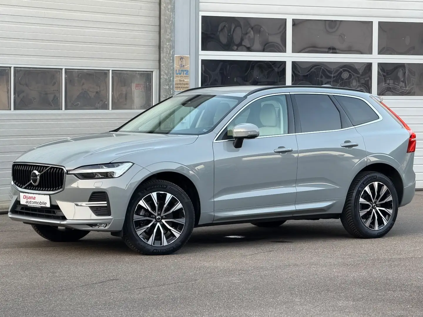 Volvo XC60 B5 AWD Mod25 mit TOP-Ausstattung NEUWERTIG! Grau - 1