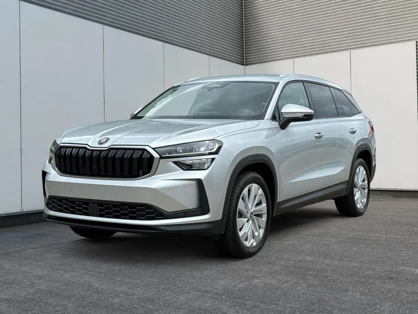 Skoda Kodiaq Selection 4WD+AHK+NAVI+19''ALU+ACC+KAMERA+MEMOR... Silber - 1