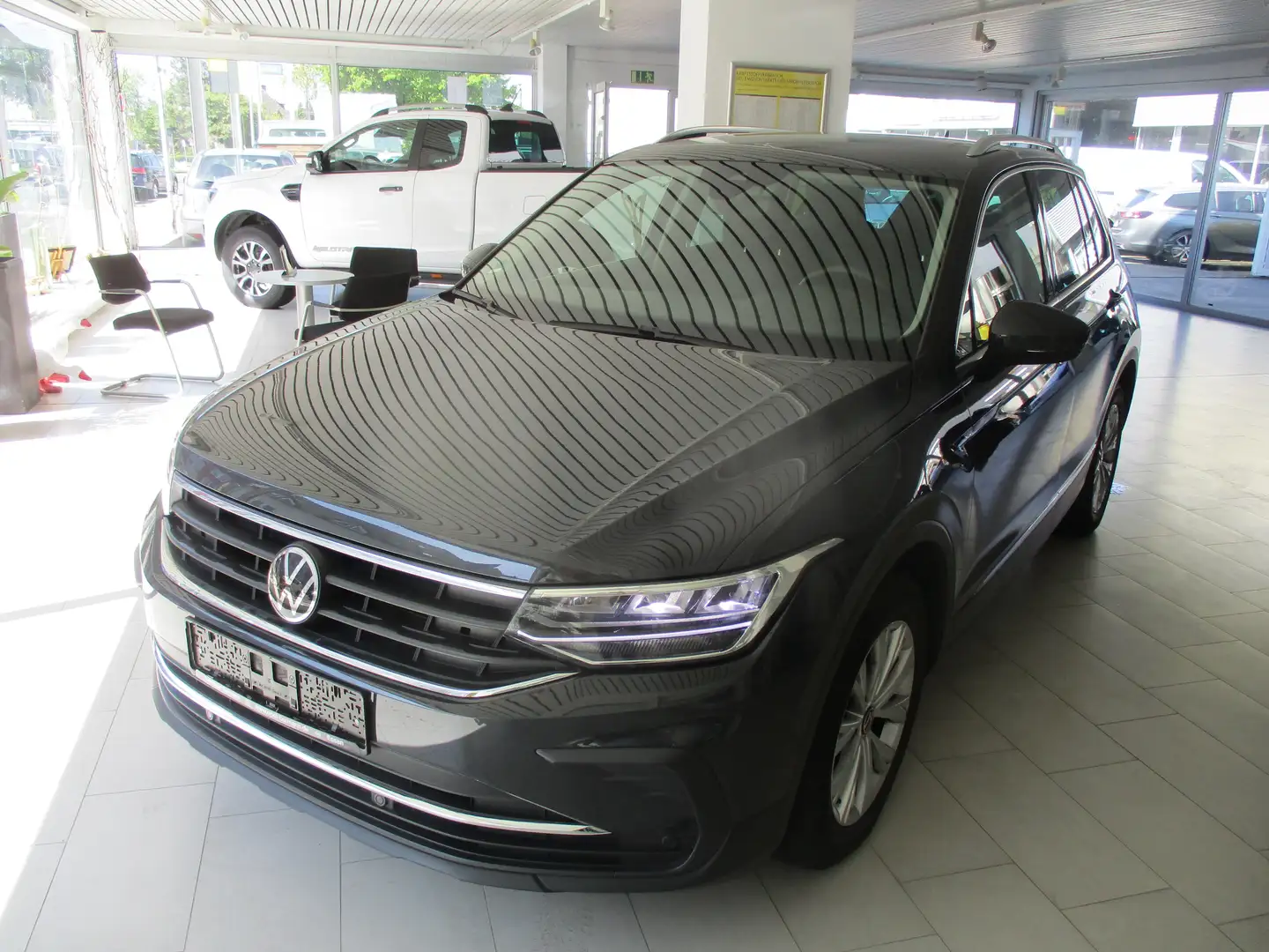 Volkswagen Tiguan Life/ Automatik/ Sitz-Lenkradheizung/ Allwetter Grau - 2