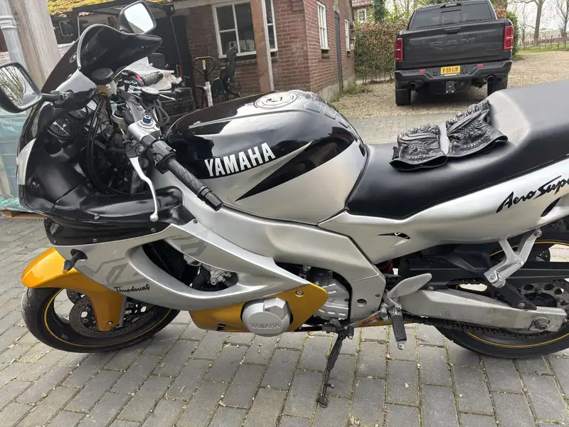 Yamaha YZF 600 - foto 3