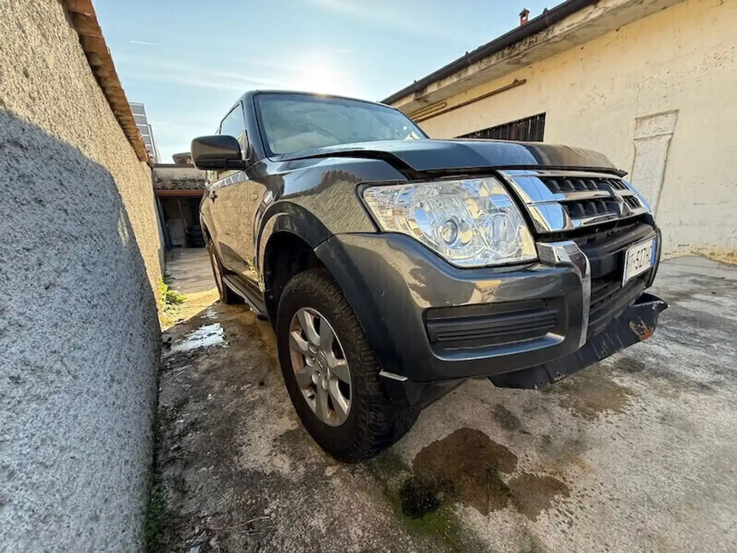 Mitsubishi Pajero 3.2 DI-D 16V aut. 3p. Intense DPF Gris - 1