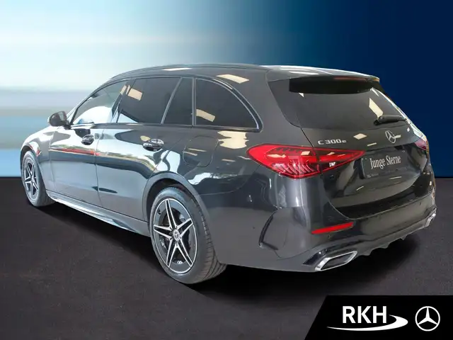 Mercedes-Benz C-Class view 4