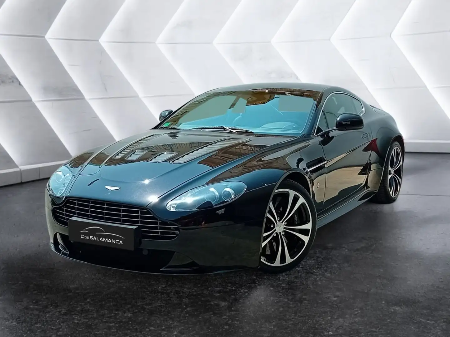 Aston Martin Vantage V12 Černá - 1