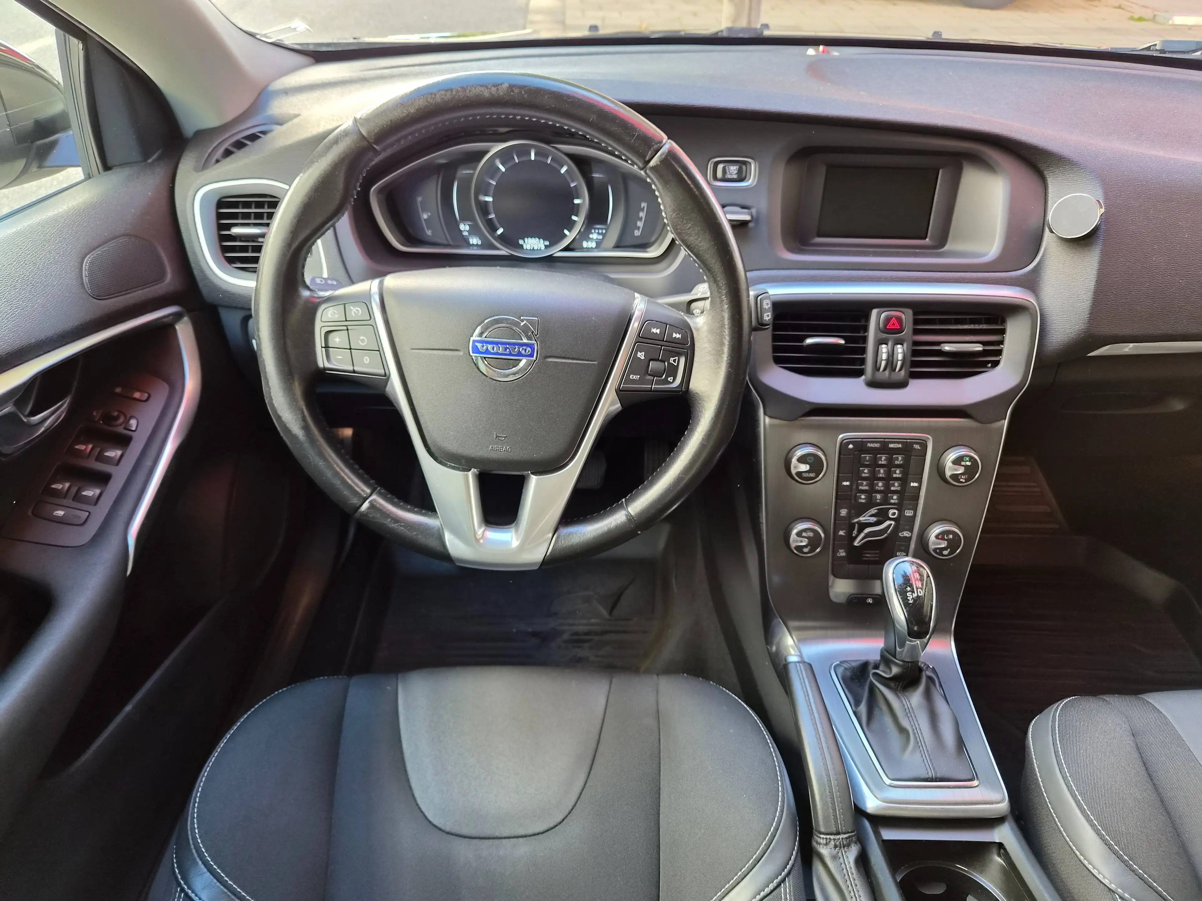Volvo V40 Kinetic — photo 8