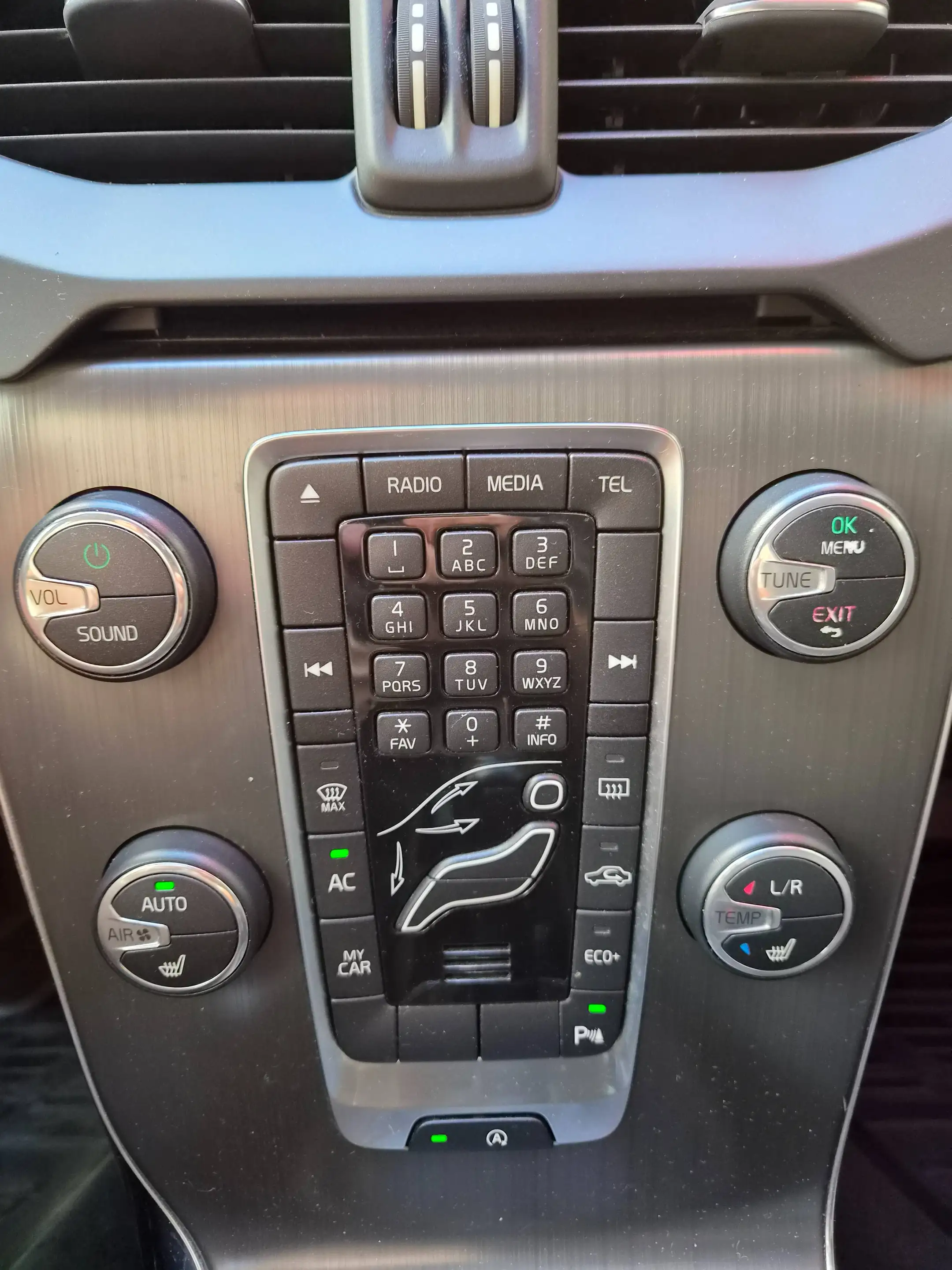 Volvo V40 Kinetic — photo 14