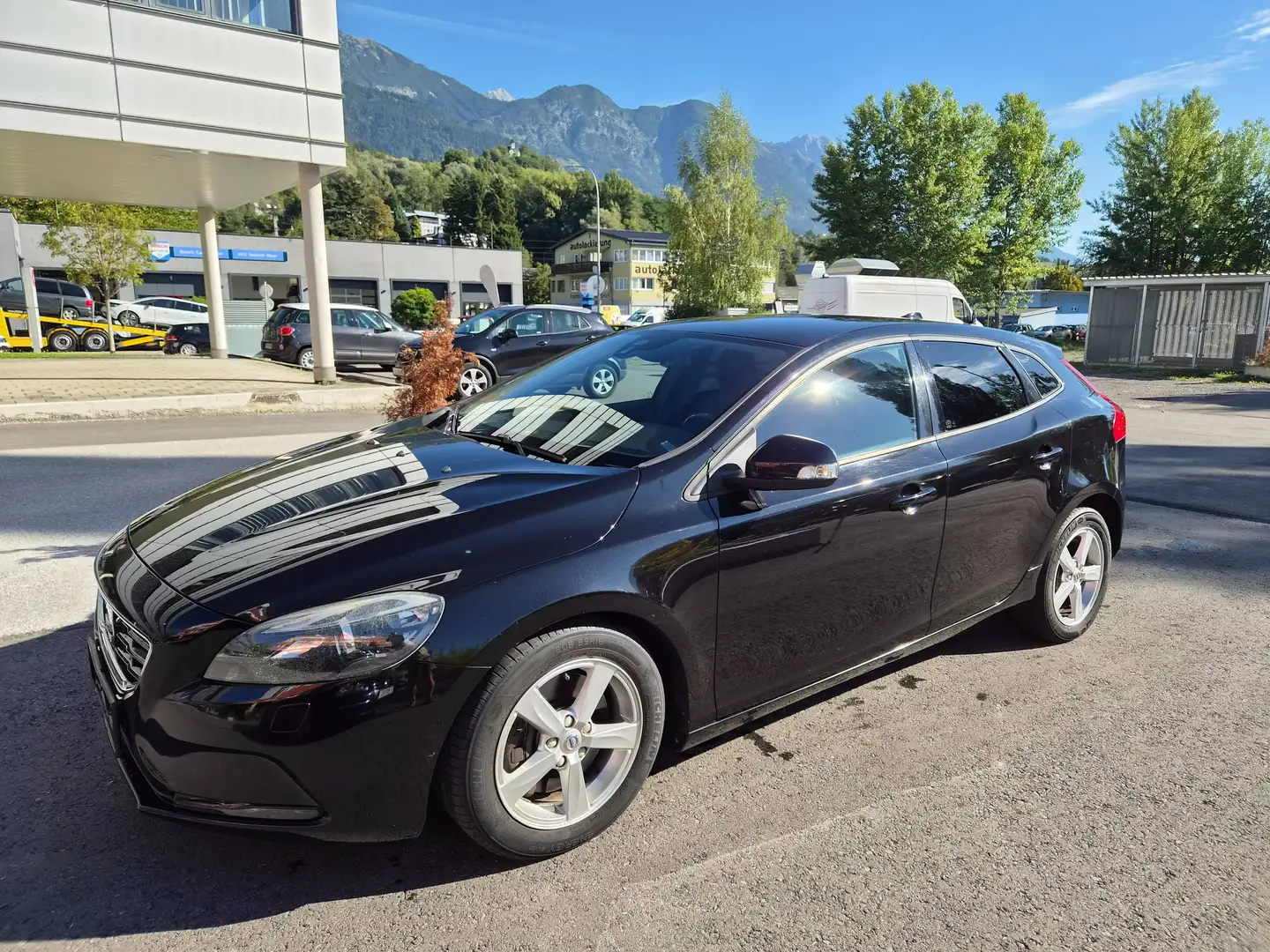 Volvo V40 Kinetic Schwarz - 1