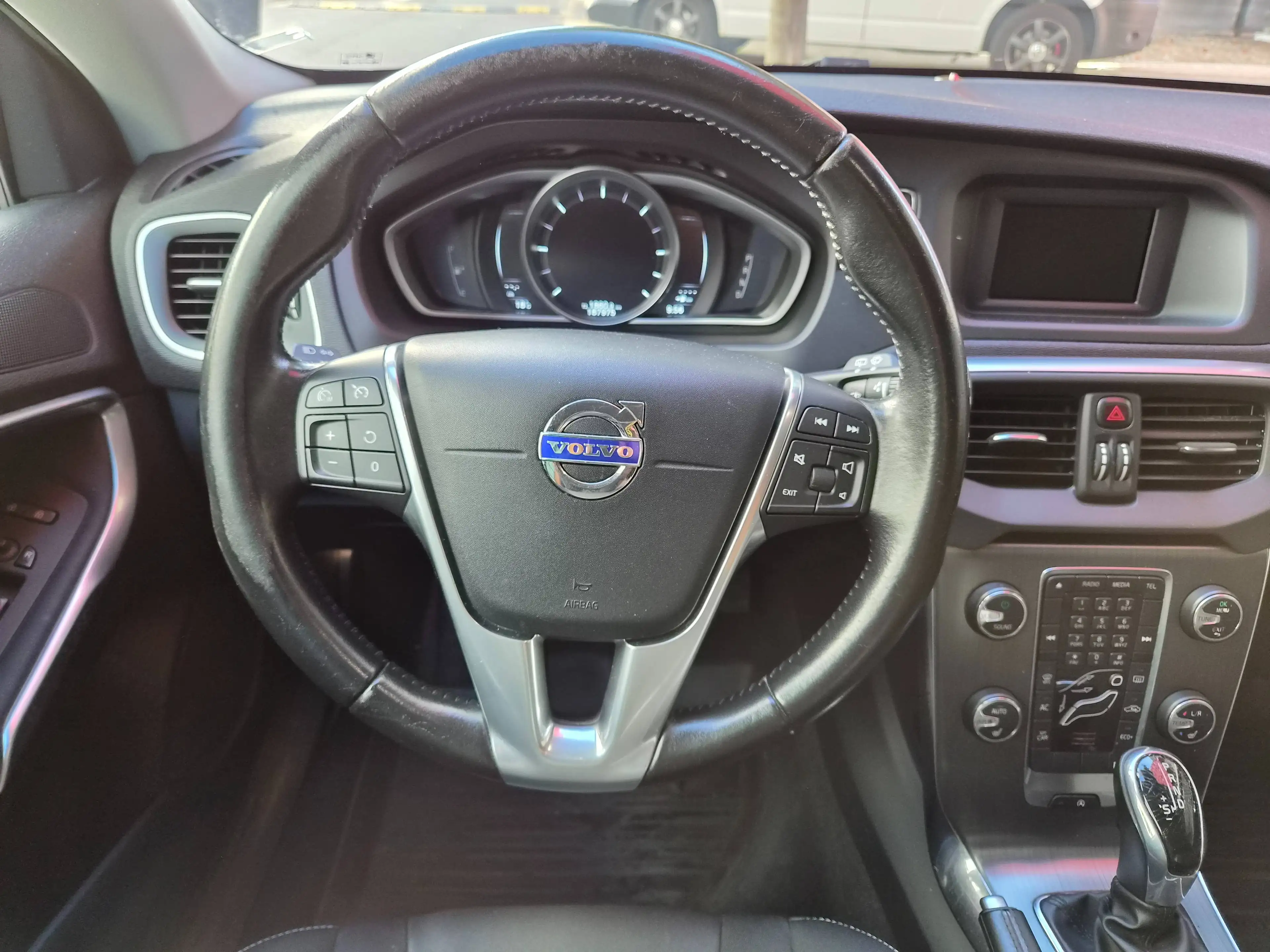 Volvo V40 Kinetic — photo 9