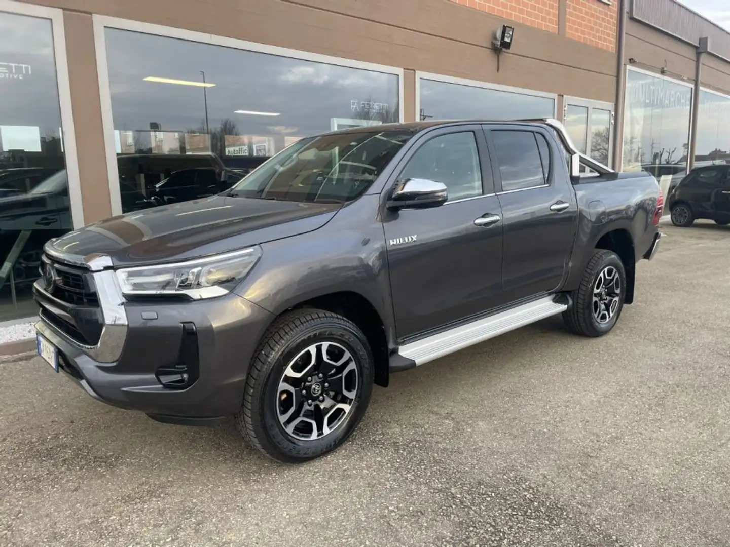Toyota Hilux 2.4 D-4D A/T 4WD 4 porte Double Cab Executive Grigio - 2