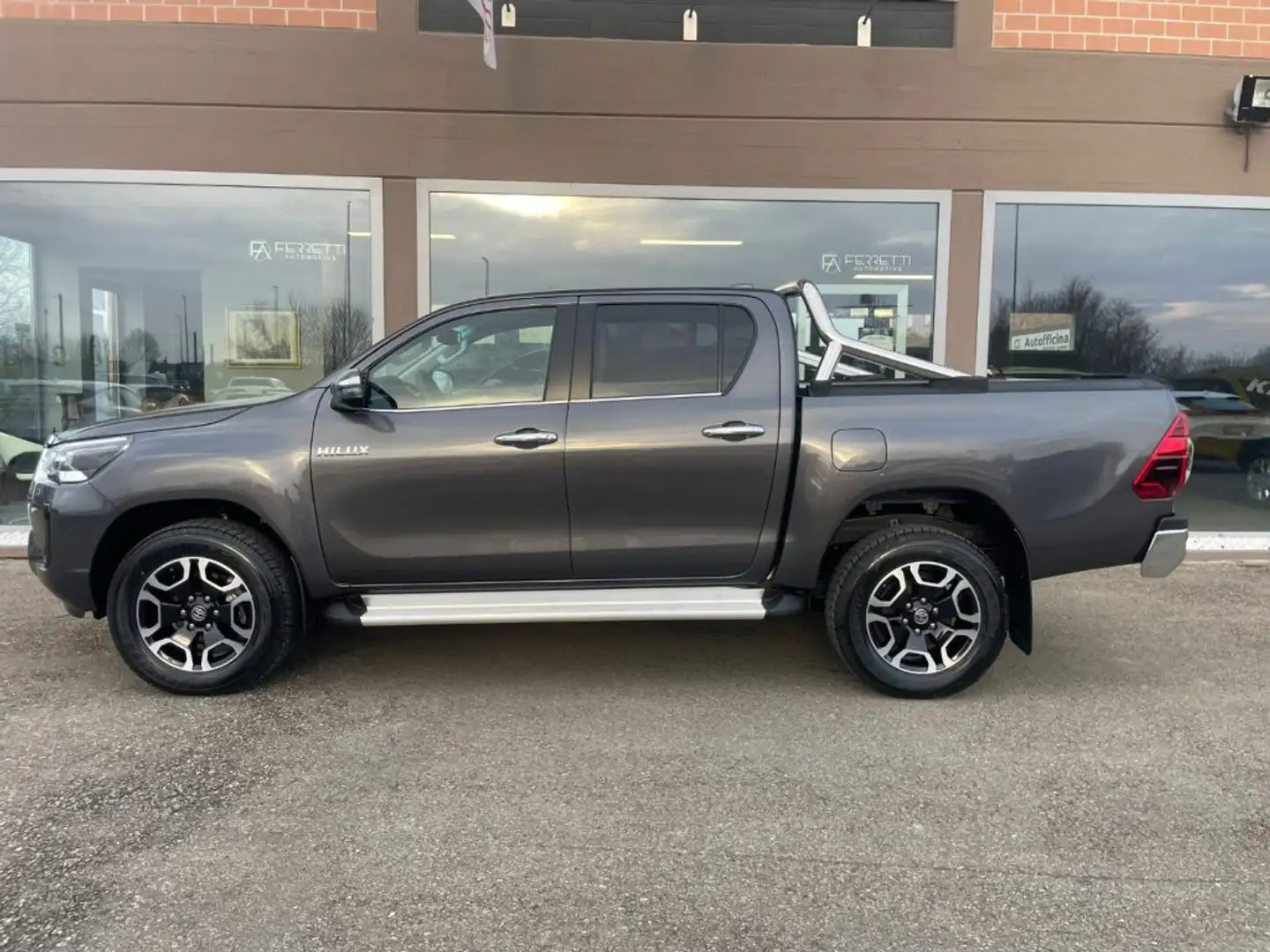 Toyota Hilux 2.4 D-4D A/T 4WD 4 porte Double Cab Executive Grigio - 1