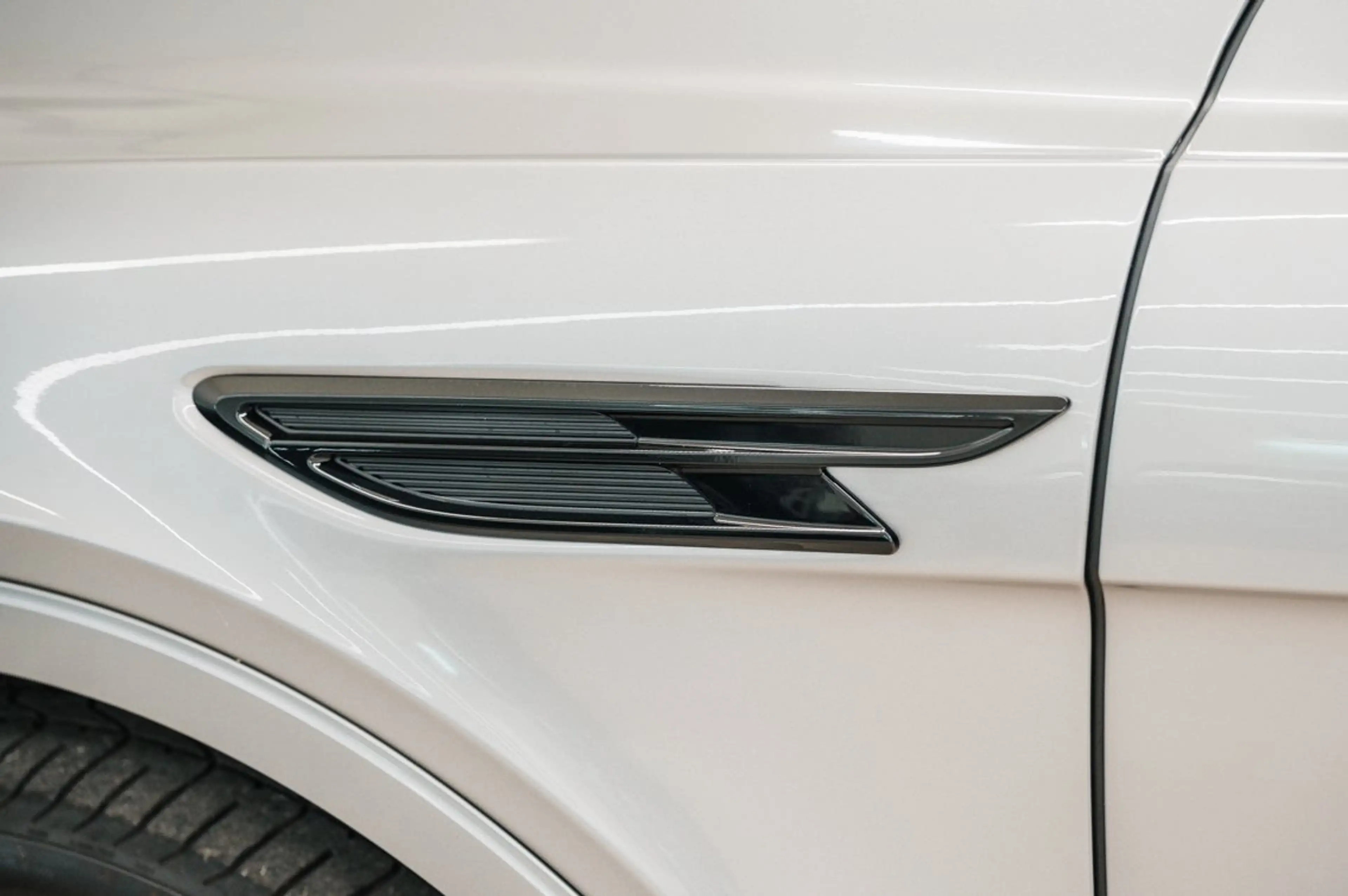 Bentley Bentayga 3.0 Turbo V6 PHEV S — photo 9