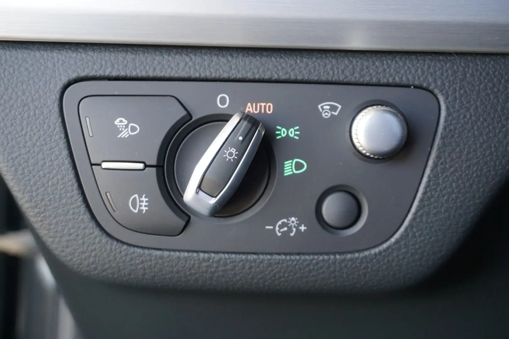 Car Image 28