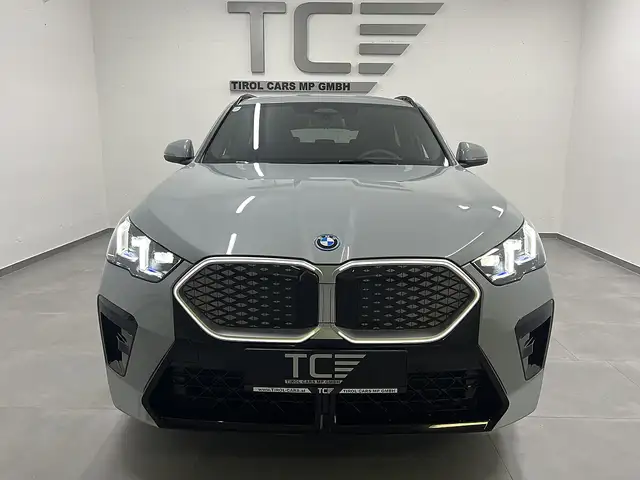 BMW iX2 xDrive30 66,5kWh, M Paket, Iconic Glow, HUD, Ansicht 2