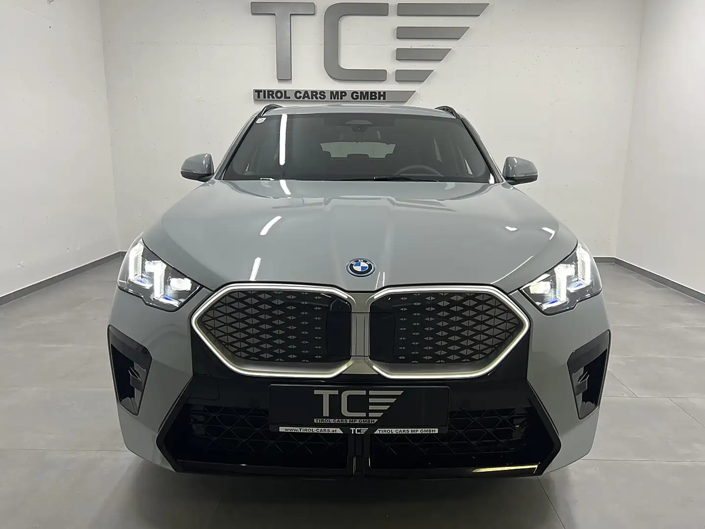 BMW iX2 xDrive30 66,5kWh, M Paket, Iconic Glow, HUD, Grau - 2