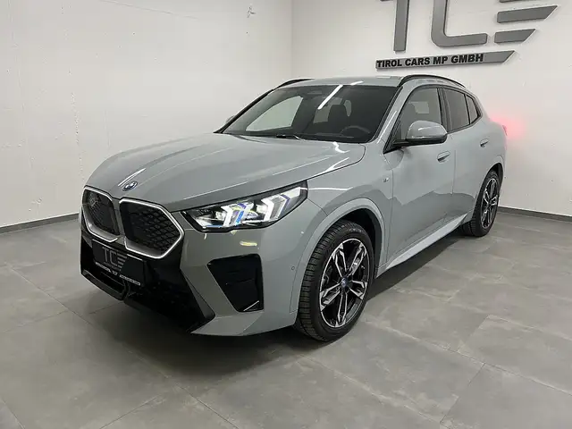 BMW iX2 xDrive30 66,5kWh, M Paket, Iconic Glow, HUD, Ansicht 3