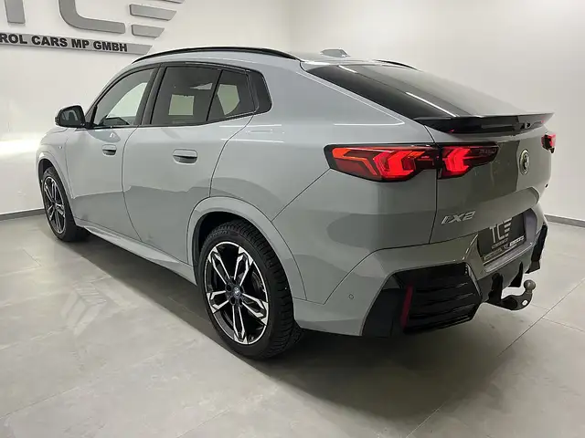 BMW iX2 xDrive30 66,5kWh, M Paket, Iconic Glow, HUD, Ansicht 5
