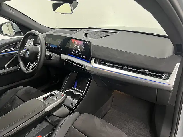 BMW iX2 xDrive30 66,5kWh, M Paket, Iconic Glow, HUD, Ansicht 12